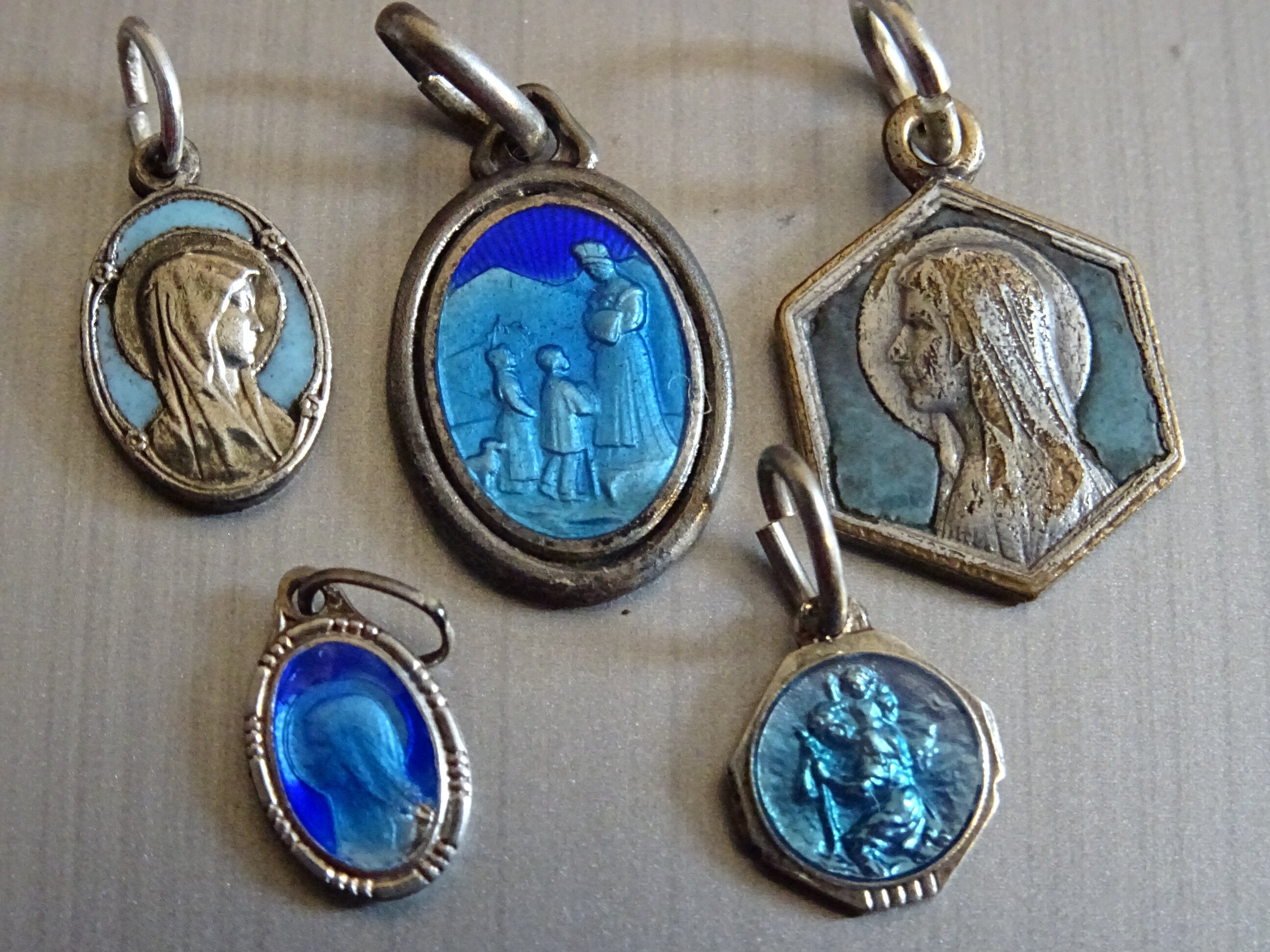 Lot 5 Vierge Marie. Notre-Dame Salette. Saint-Christophe. Vintage Français Tiny Enamel Holy Charm Me