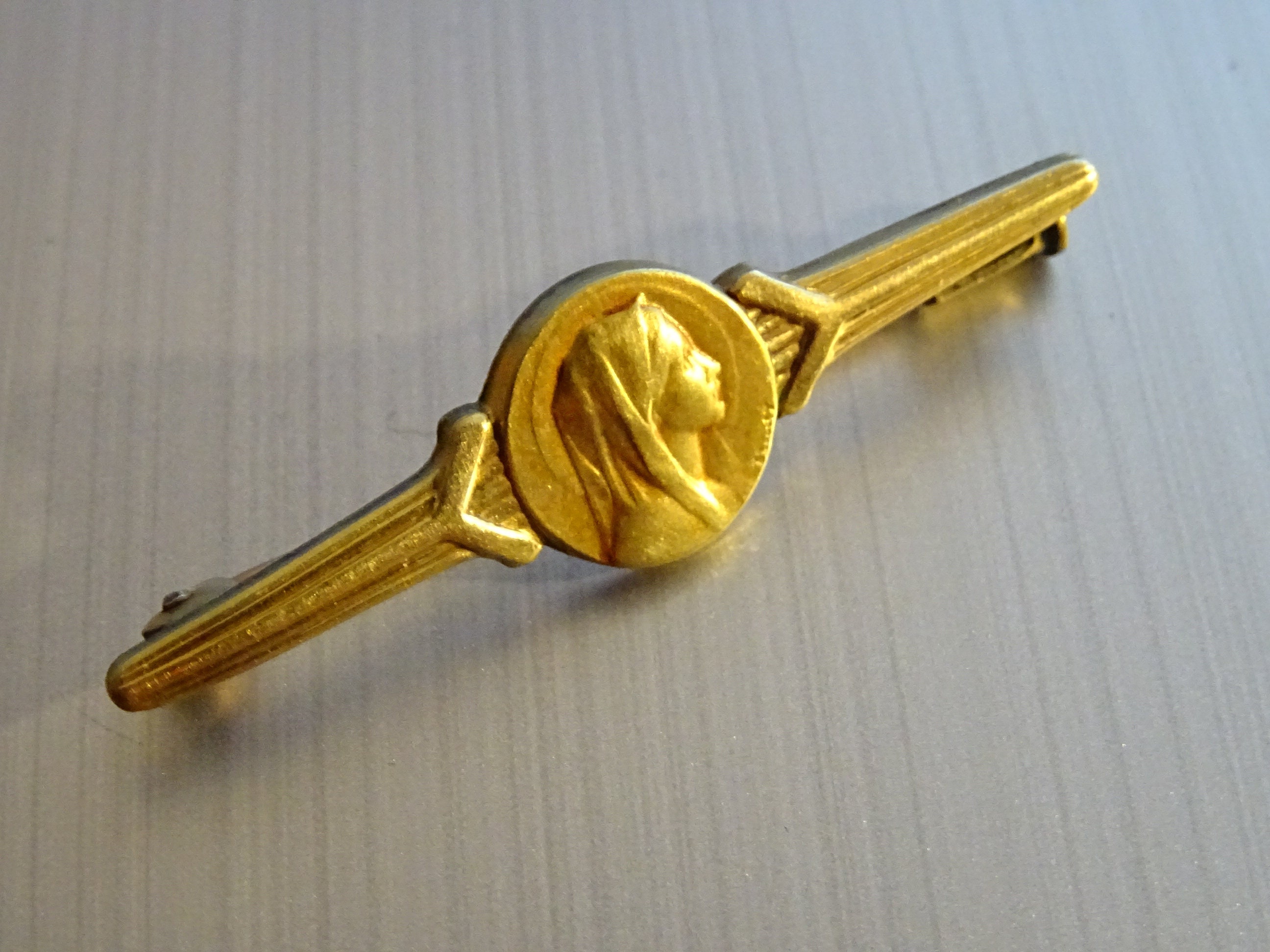 Vierge Marie. Broche. Plaqué Or Signé Oria Religieux Français Saint Charme B 625