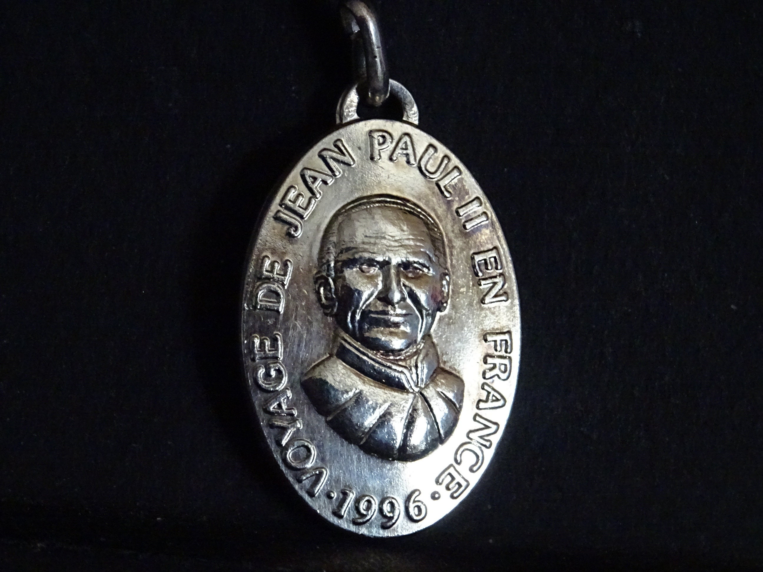 Voyage de Jean Paul Ii en France1996. Pendentif. Médaillon Medaille Holy Charm Vintage P 158