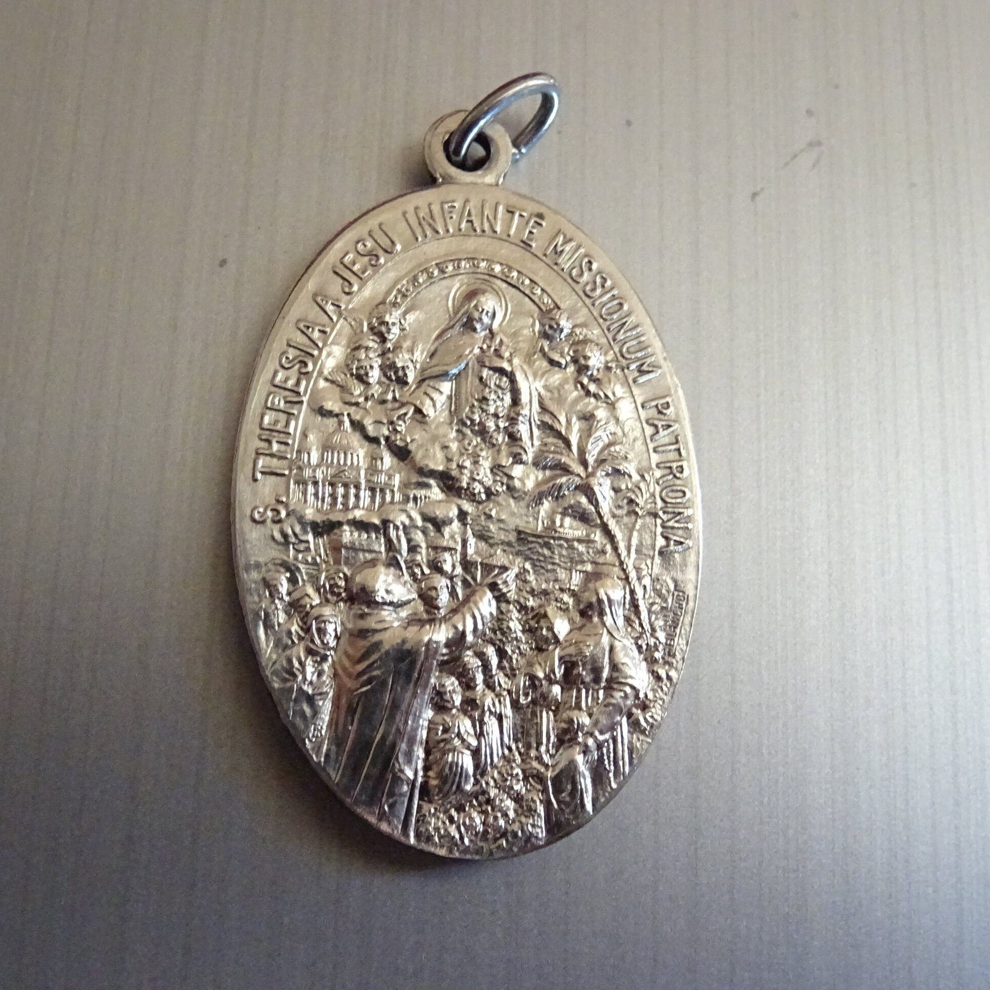 Pape Pie Xi et Sainte Thérèse de La Mission L'enfant Jésus. Lisieux. Pendentif Religieux Vintage Méd