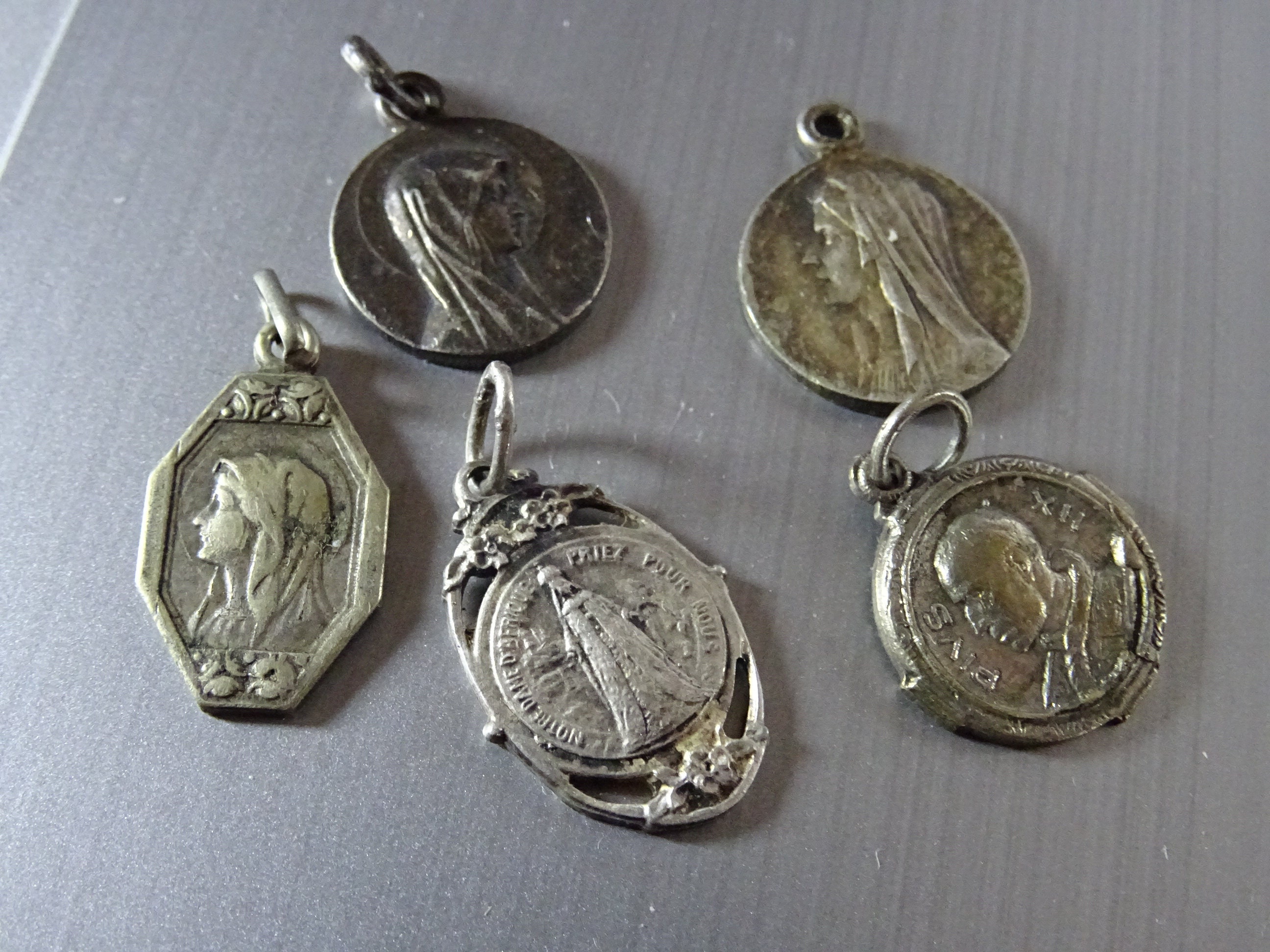 Lot 5 Millésime . Notre-Dame d'afrique. Rom. Vierge Marie. Médaille Holy Charm Pendentif Médaille Mé