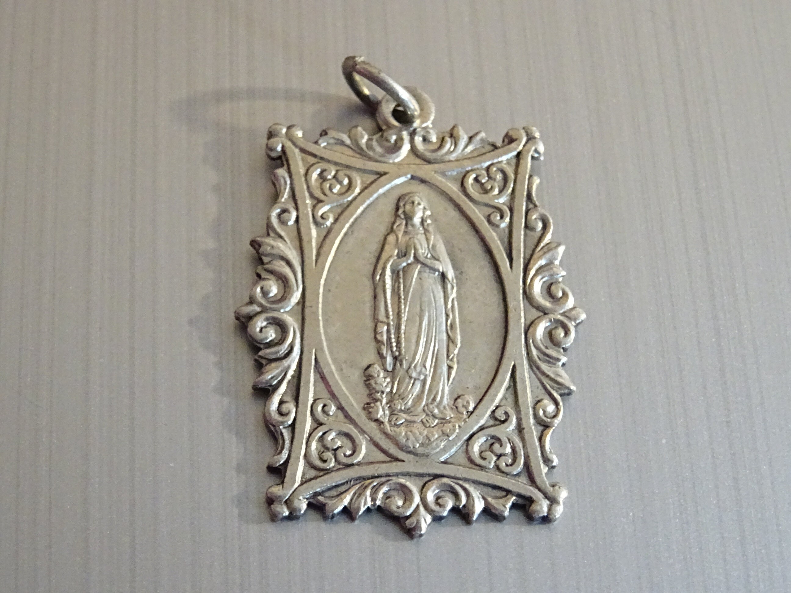 Notre-Dame de Lourdes. Bord Défilant. Médaille Antique Médaillon Pendent Saint Charme D 313