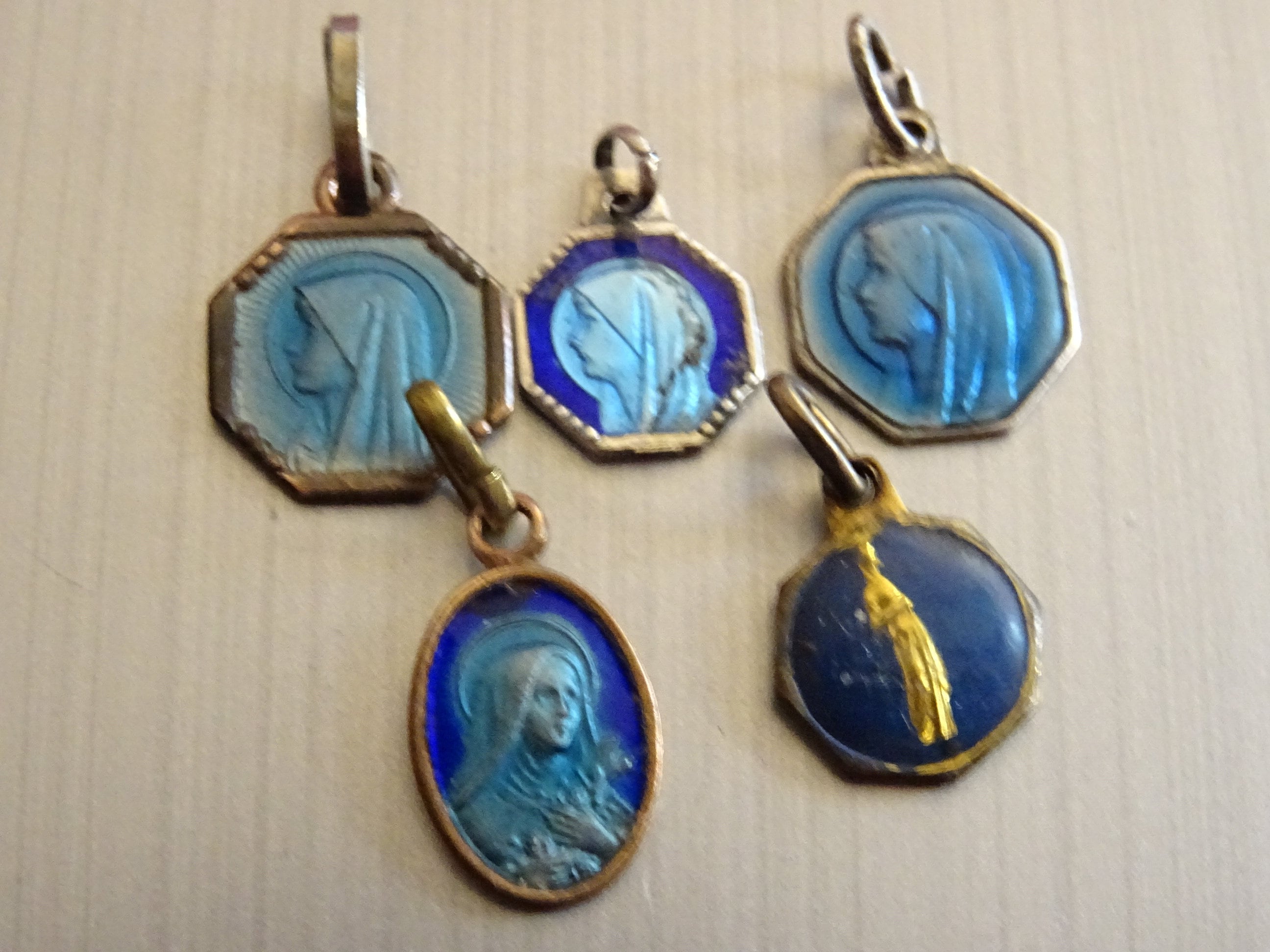 Lot 5 Vierge Marie. Saint-Christophe. Vintage Français Tiny Enamel Holy Charm Medal Pendentif Médail