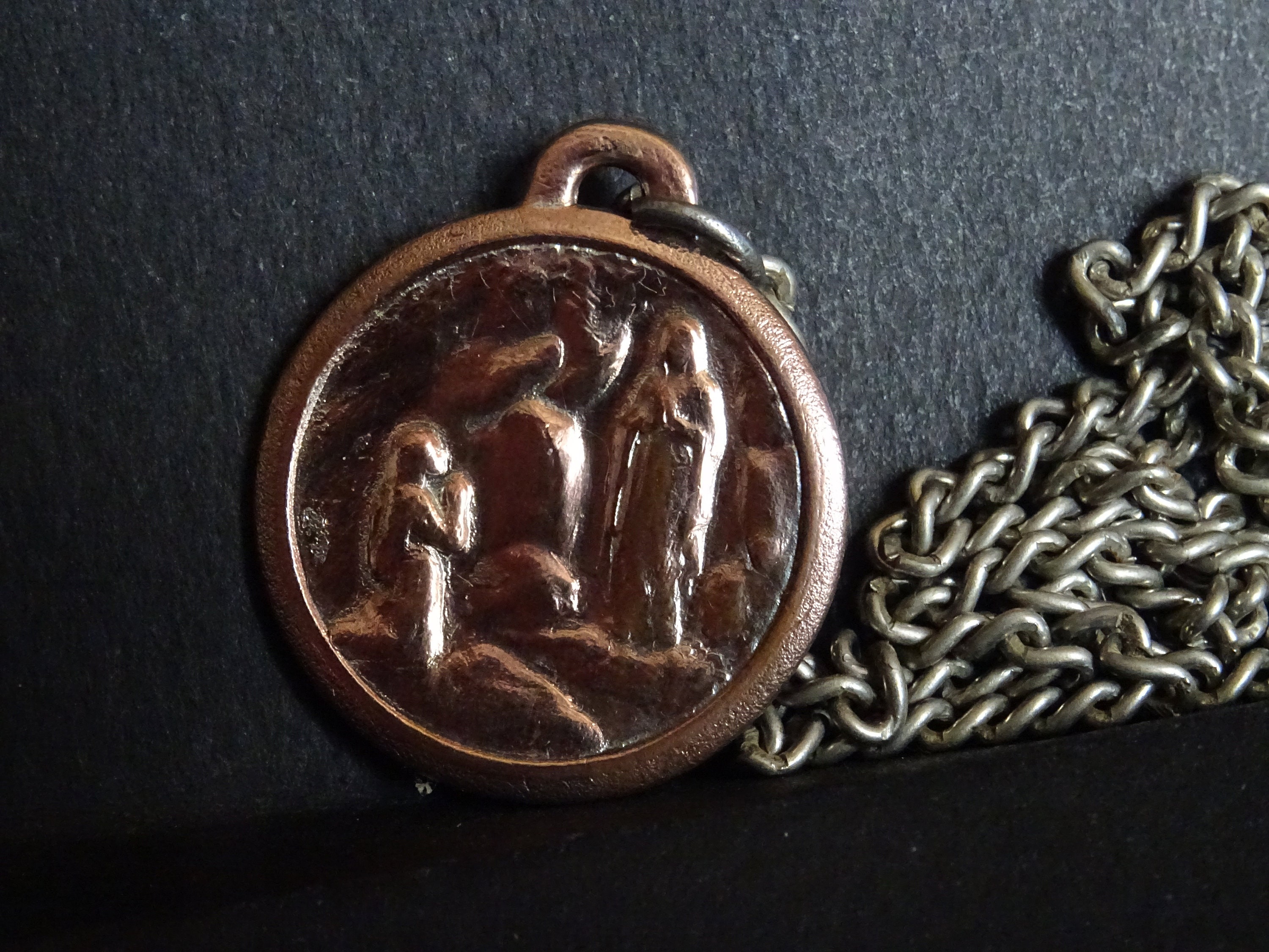 Lourdes Miracle Médaille avec Chaîne Antique Pendentif en Cuivre Saint Médaillon de Charme