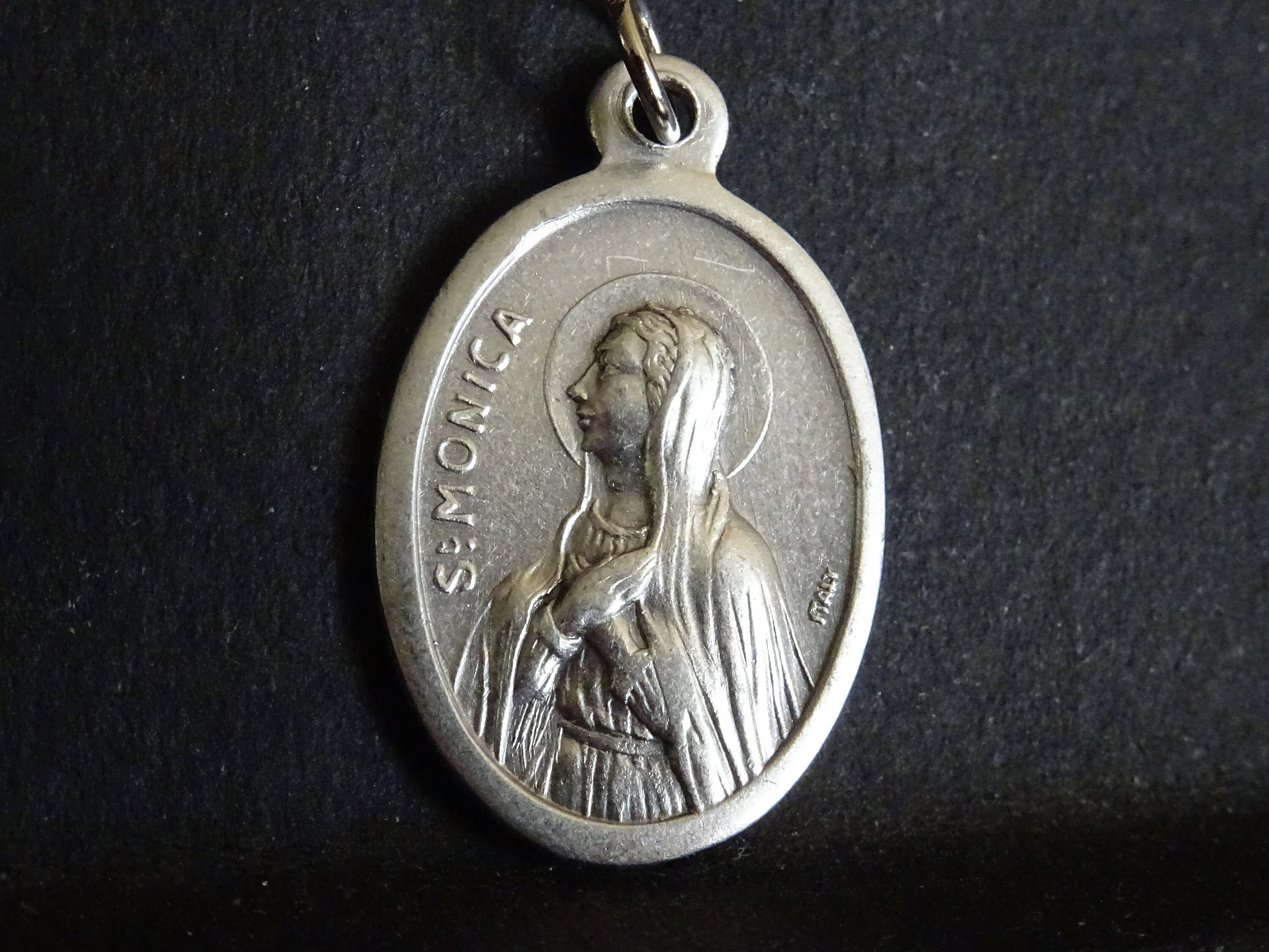 Sainte Monica Est Une Sainte Patronne Pour Les Mères et Épouses. Médaillon d'argent Pendent Medaille