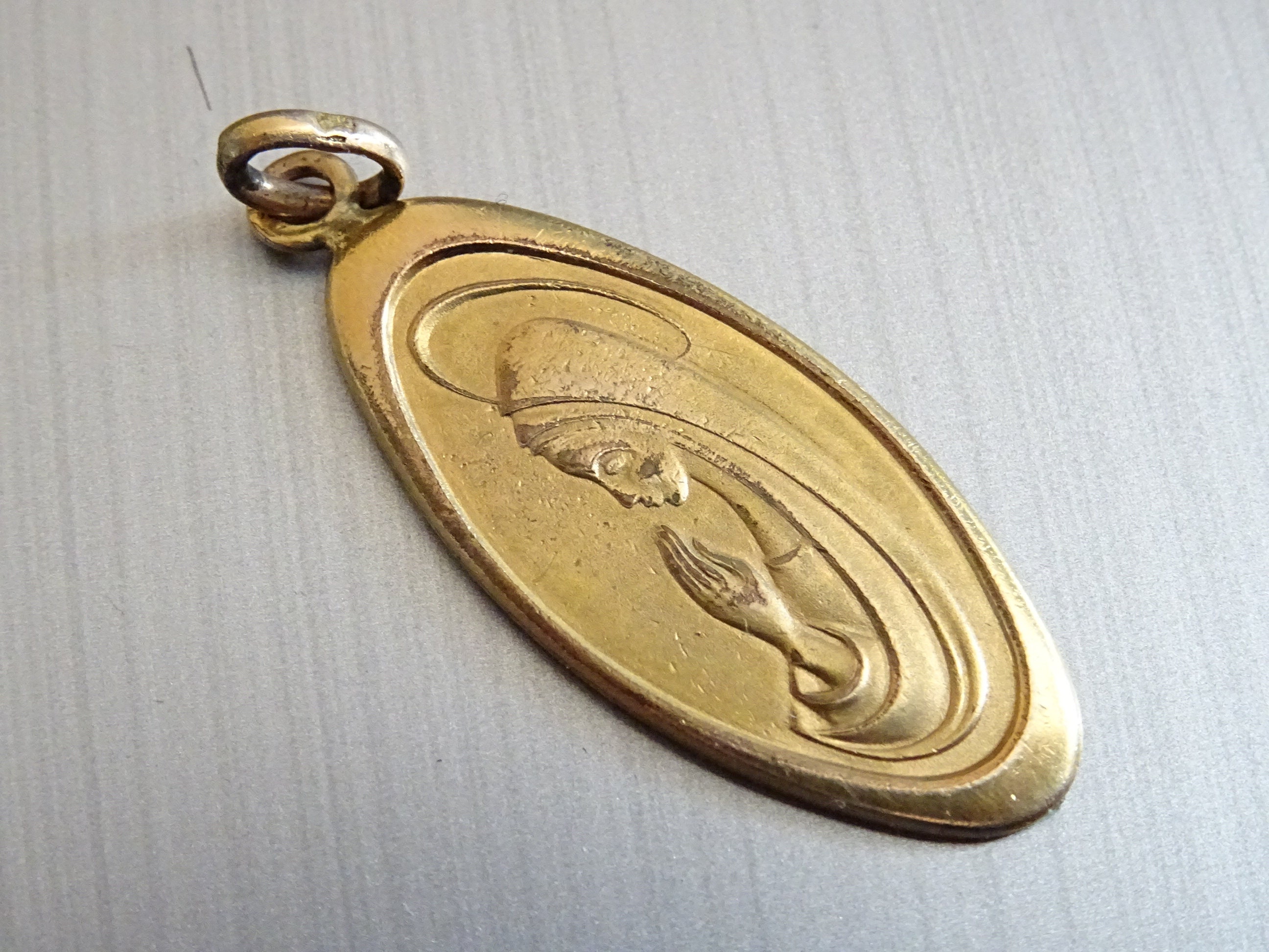 Vierge Marie Antique. Couleur Or. Français. Pendentif Catholique Médaillon Saint Charme B 330