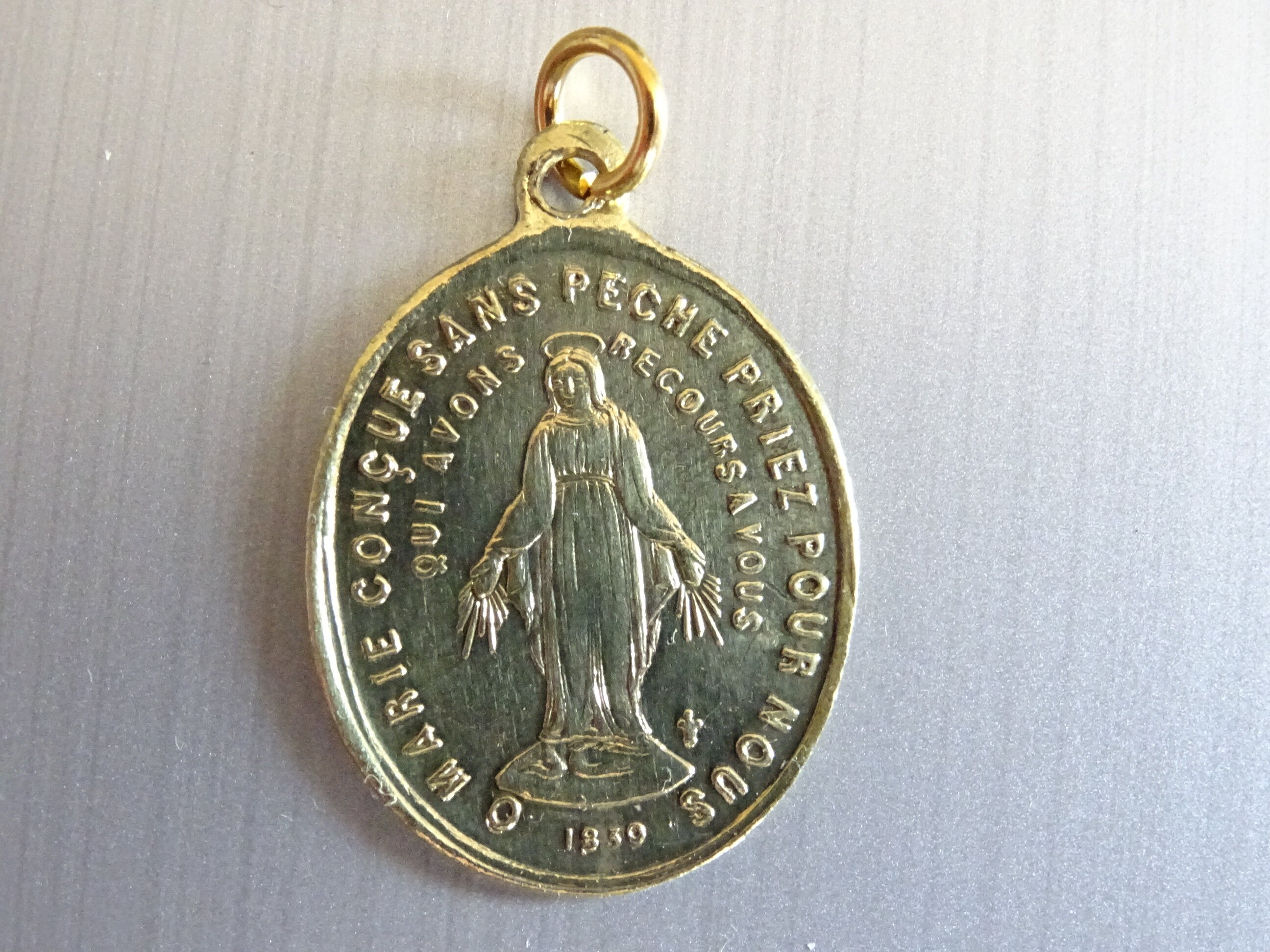 Médaille Miraculeuse. Symbole de Dévotion et d'amour. 1850 Vintage Medallion Medal Pendent Holy Char