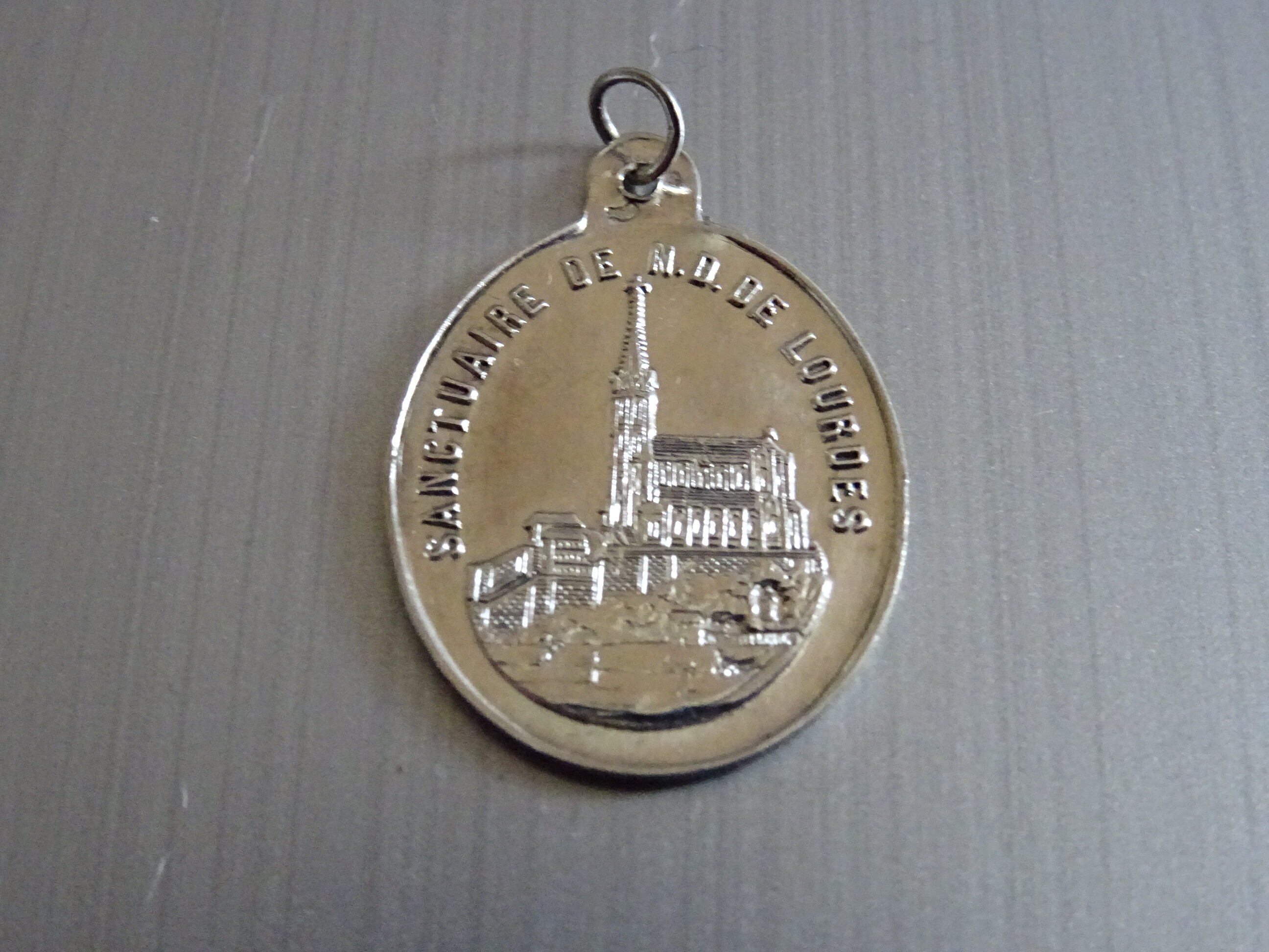 Grotte Notre-Dame de Lourdes, Médaille Médaillon Pendent Medaille Saint Charme P 657
