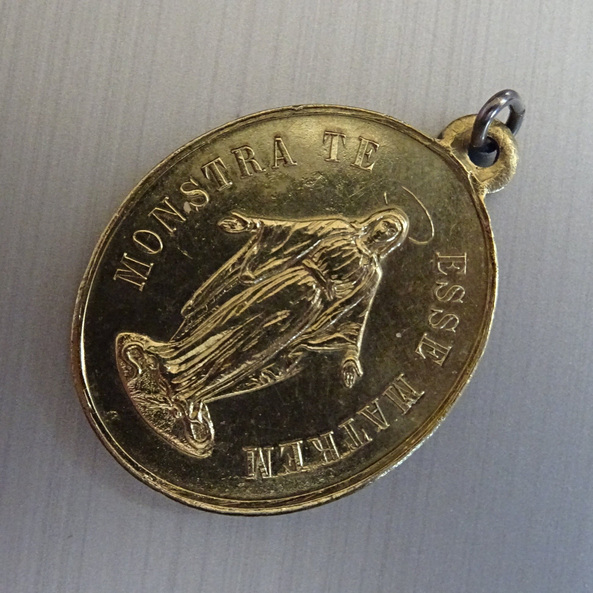 Montrez-Vous Une Mère. Congrégation Des Enfants de Marie. Monstra Te Esse Matrem. Médaillon Vintage 