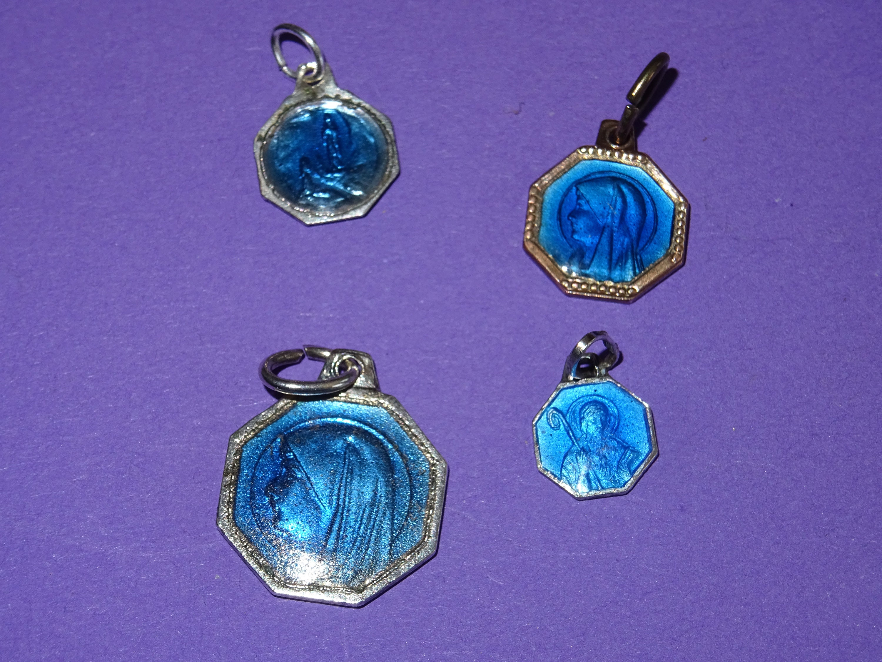 Lot 4 Millésime Français Petite Médaille Enamel Holy Charm Pendentif Médaille Medaille No 8