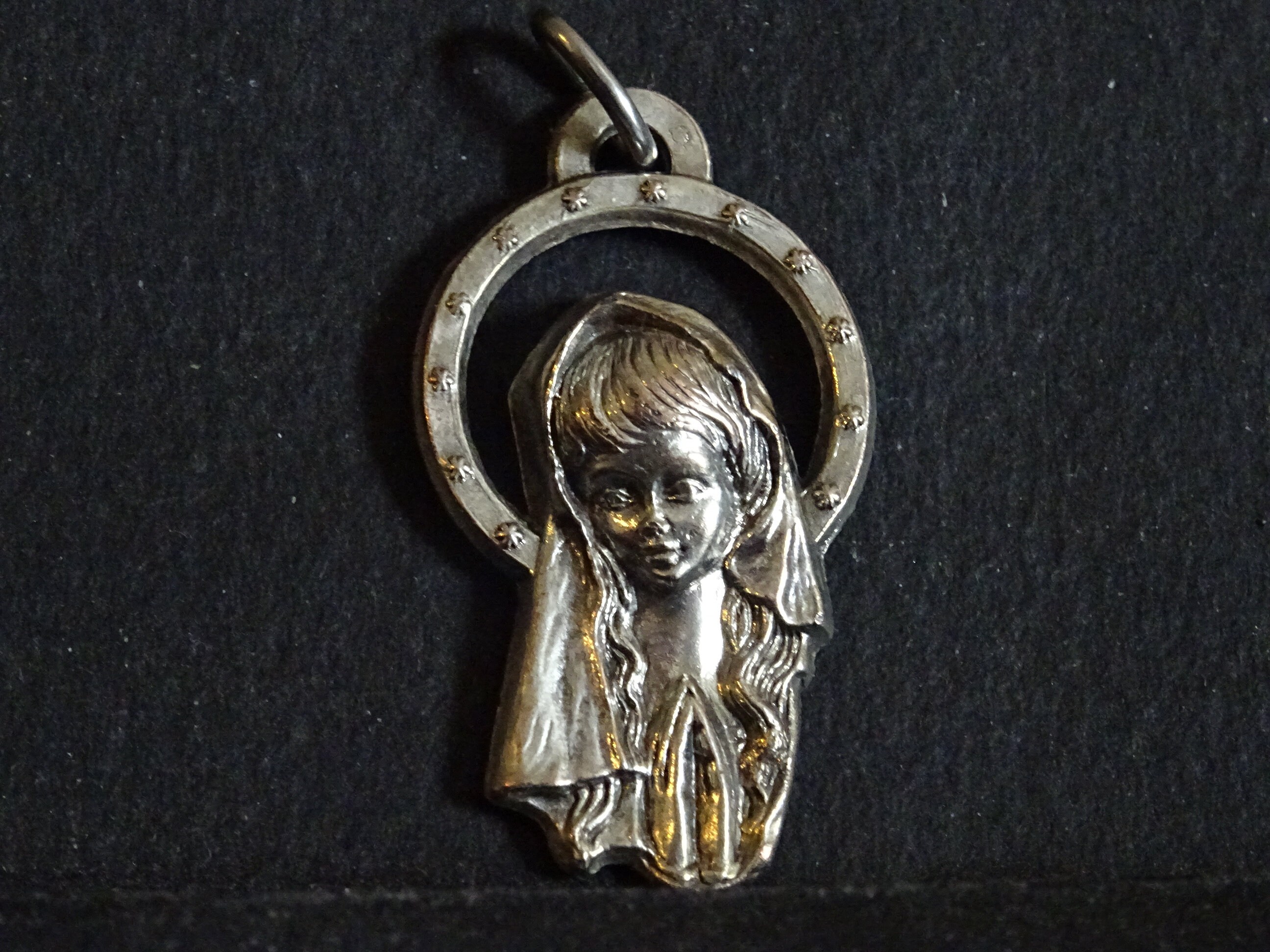 Vierge Marie Découpée Grotte Lourdes Millésime Italie. Médaille Holy Charm Pendentif Médaillon Medai