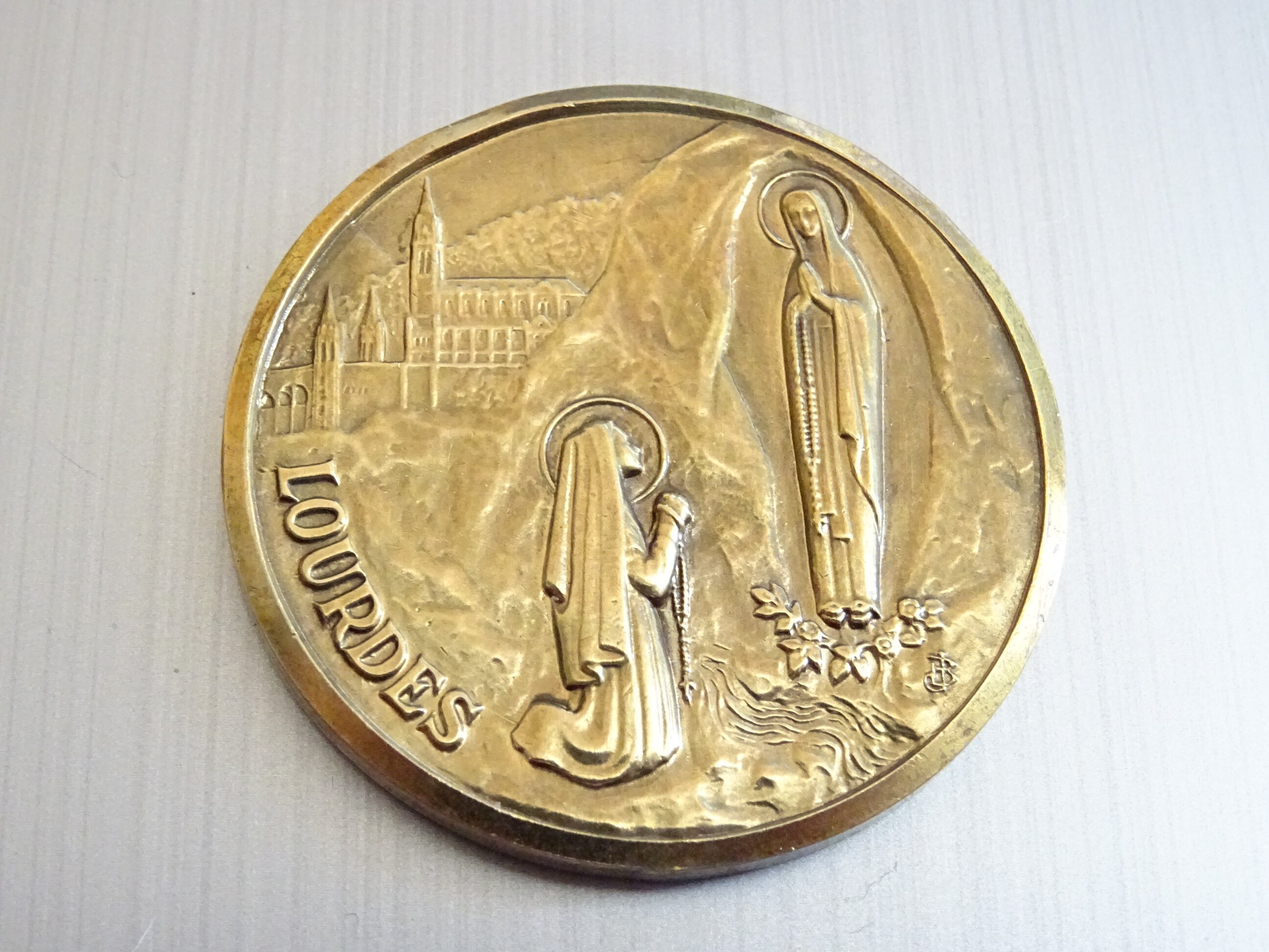 Plaque. Souvenir Token Autel Couleur Or. Grotte de Lourdes Lieu Des Apparitions La Médaille Vierge M