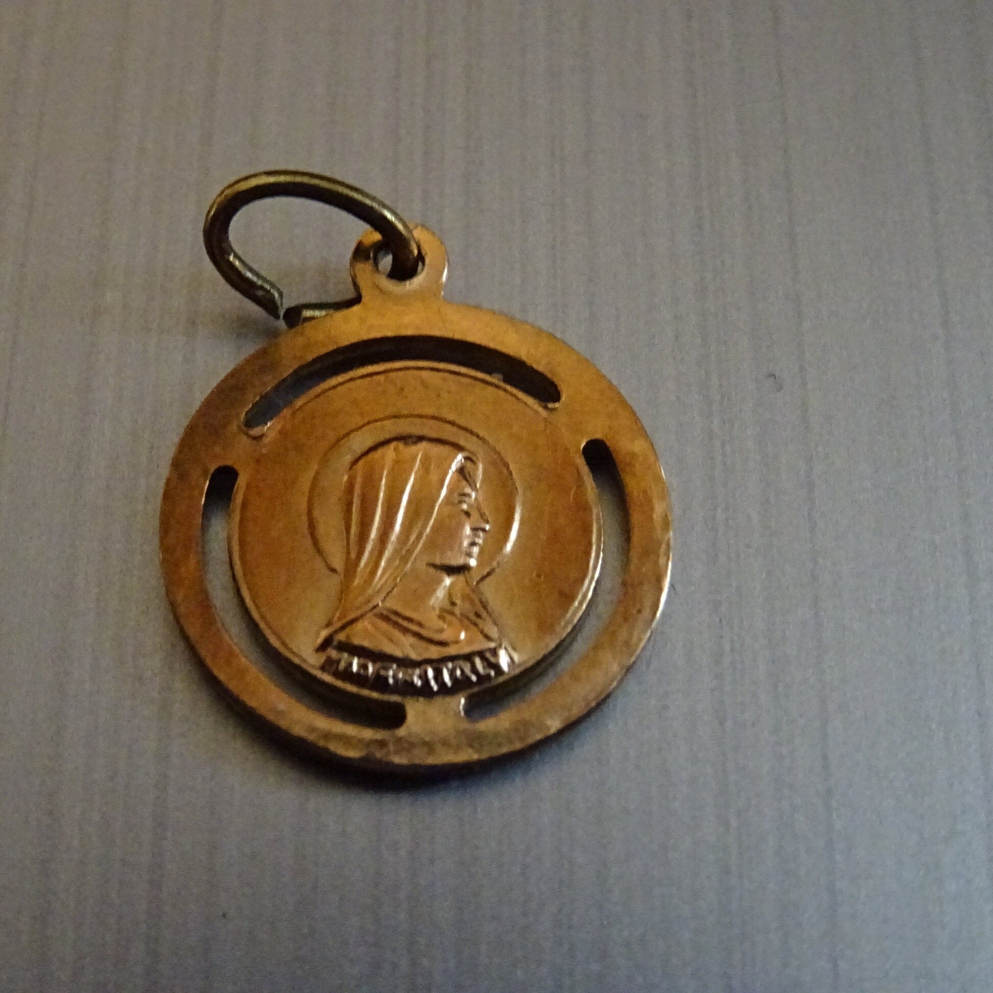 Vierge Marie. Petit Ton Doré. Médaille Sainte Des Roses. Pendentif Saint Charme Médaillon Medaille B