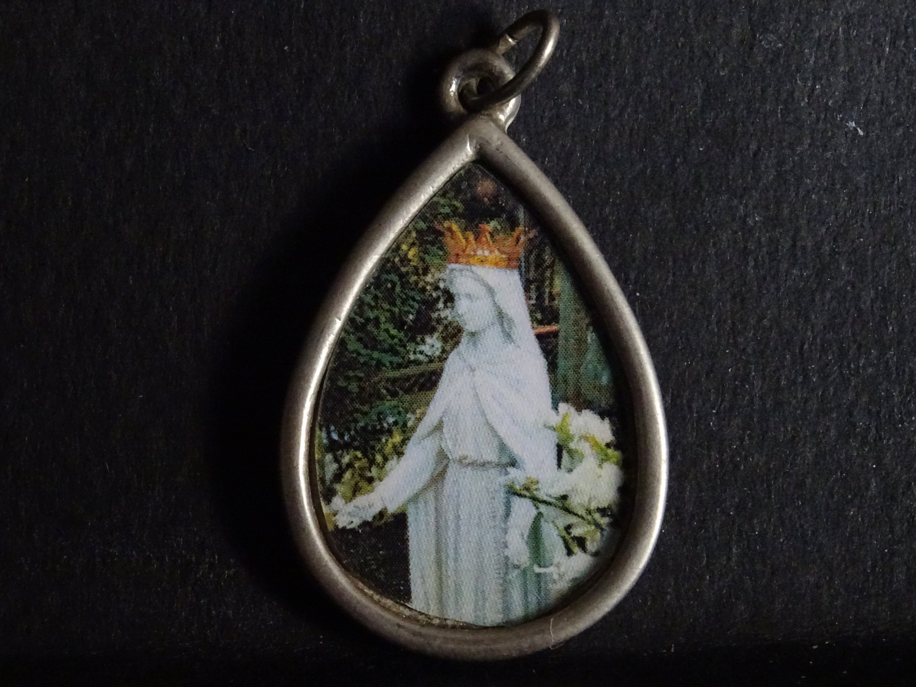 Beautiful Sanctuary Of The Madonna Delle Rose Médaille Religieuse Photo Pendentif Tear Drop