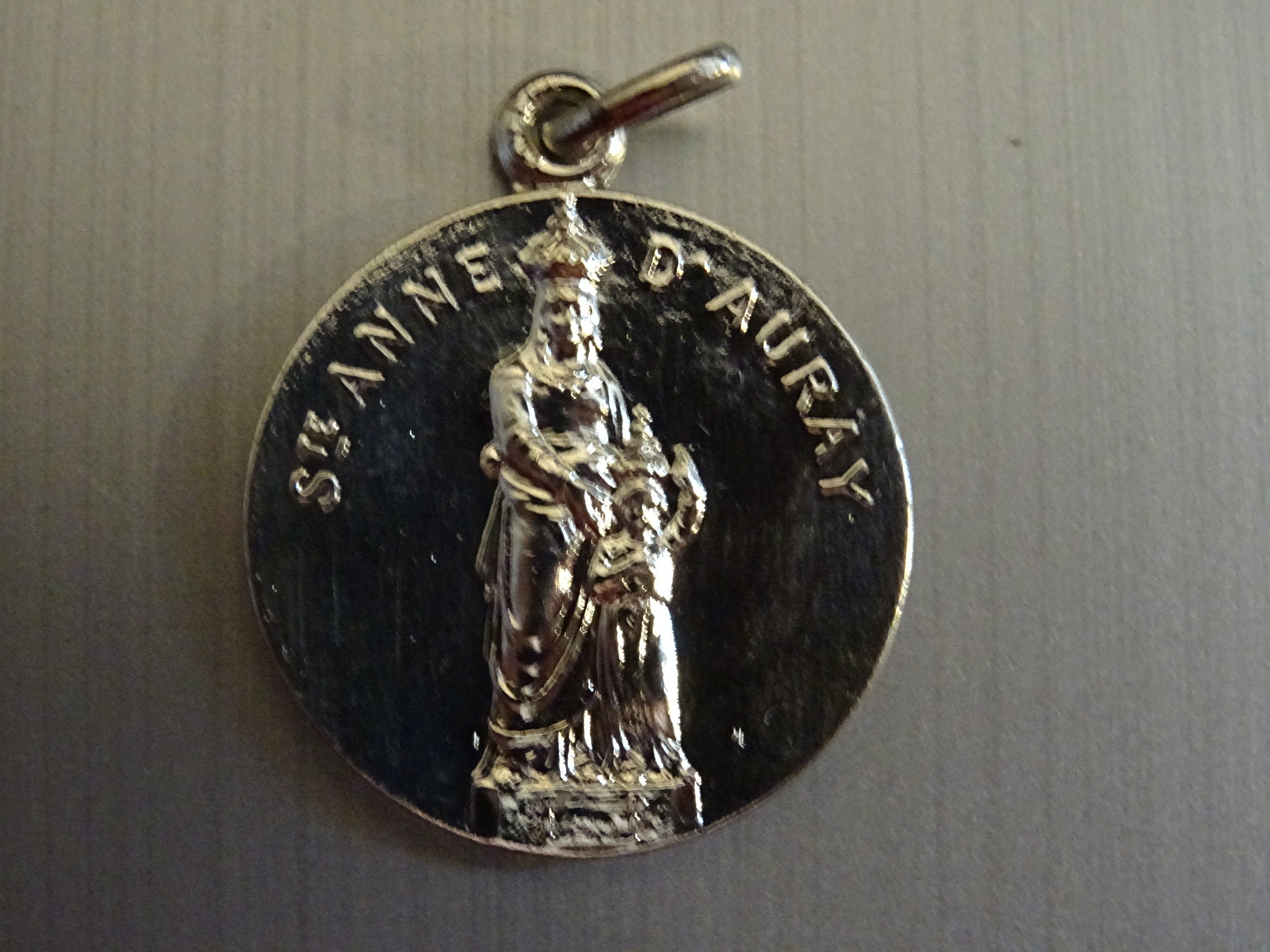 Sainte Anne d'auray. Français Vintage Pendentif Religieux Médaillon Saint Charme B 861