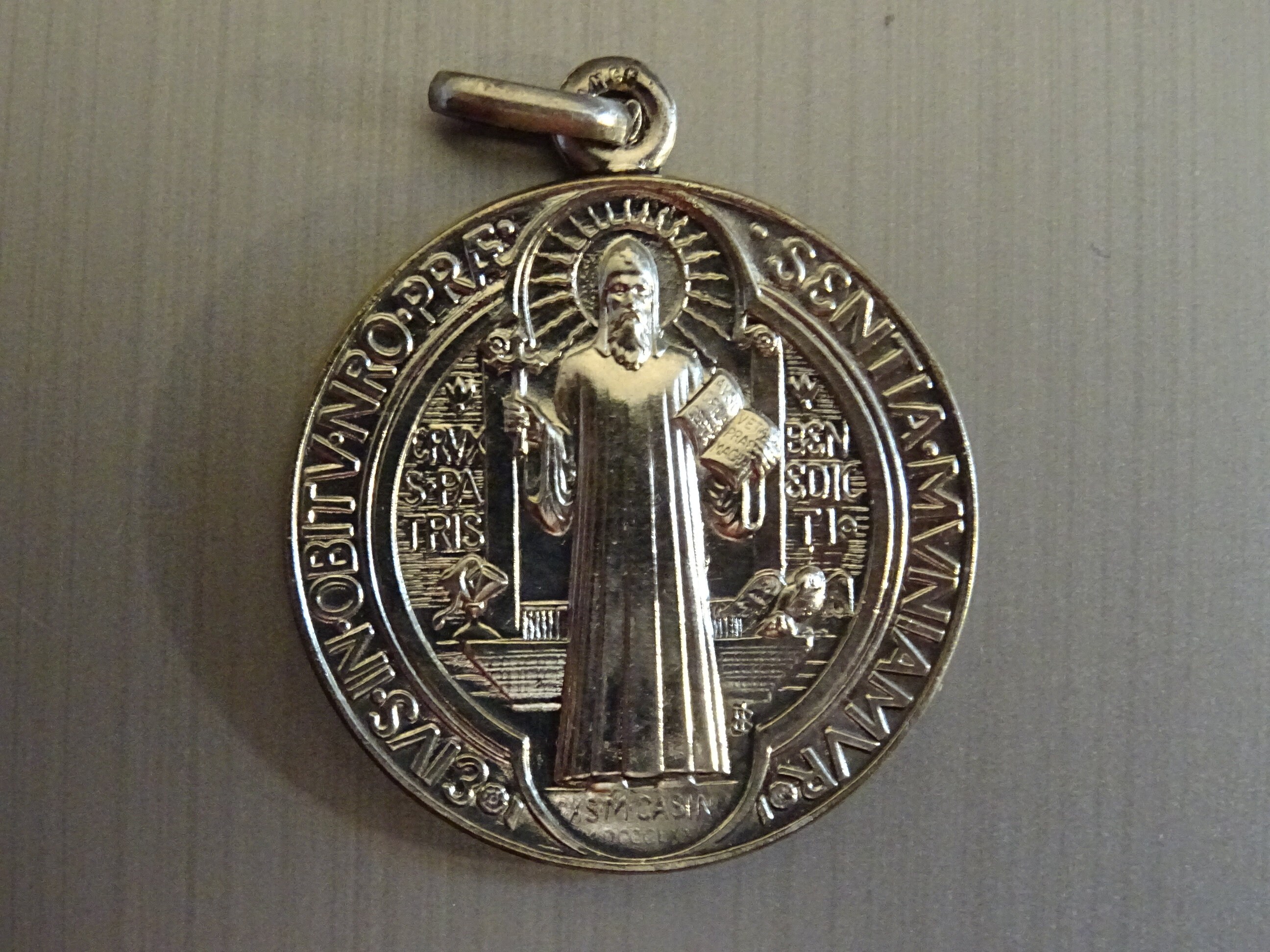 Medalla de san Benito, una protección contra el demonio - Regnum Christi  México