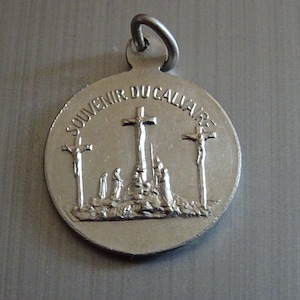 Saint Louis-Marie Grignion de Montfort souvenir du Calvaire . Vintage Religious French Pendant medallion Holy Charm B 719
