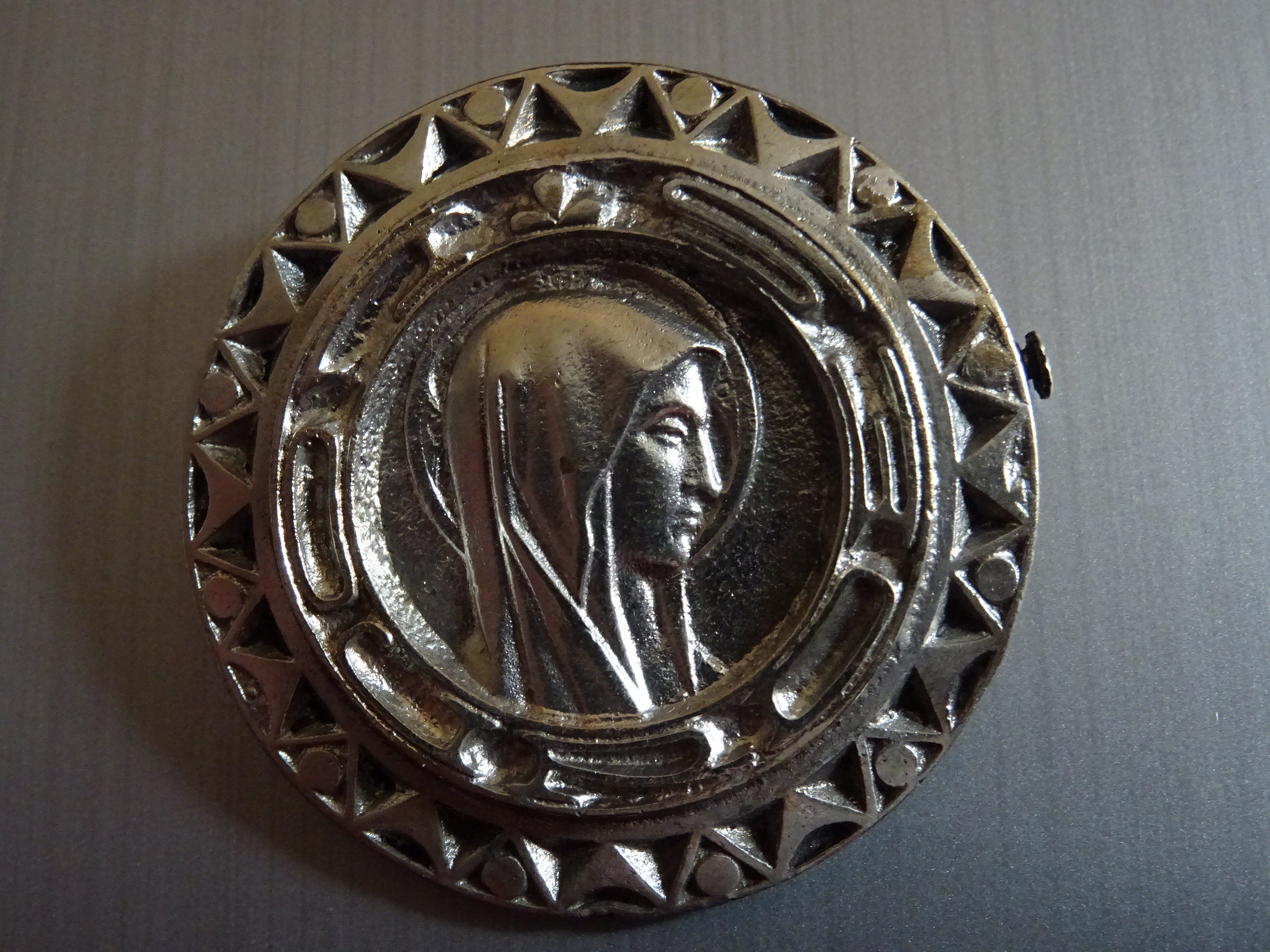 Rare Grande Vierge Marie Lourdes Orthographié Autour de Marie. Broche Vintage B 902