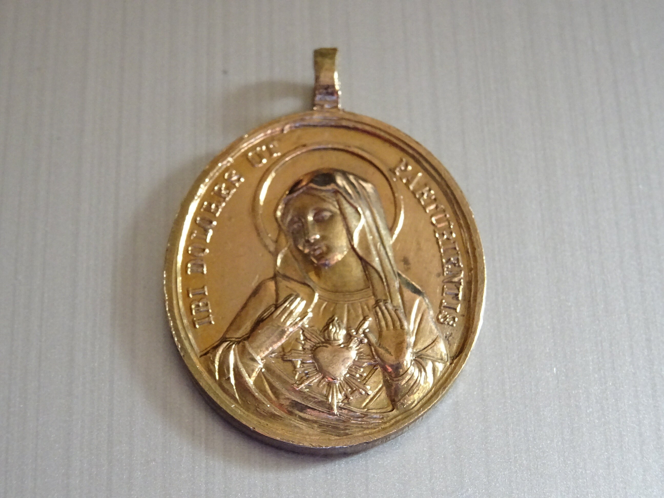 Il M'aimait et Lui Est Arrivé - Il Y A Des Douleurs Comme Une Naissance. Millésime. Pendentif Saint