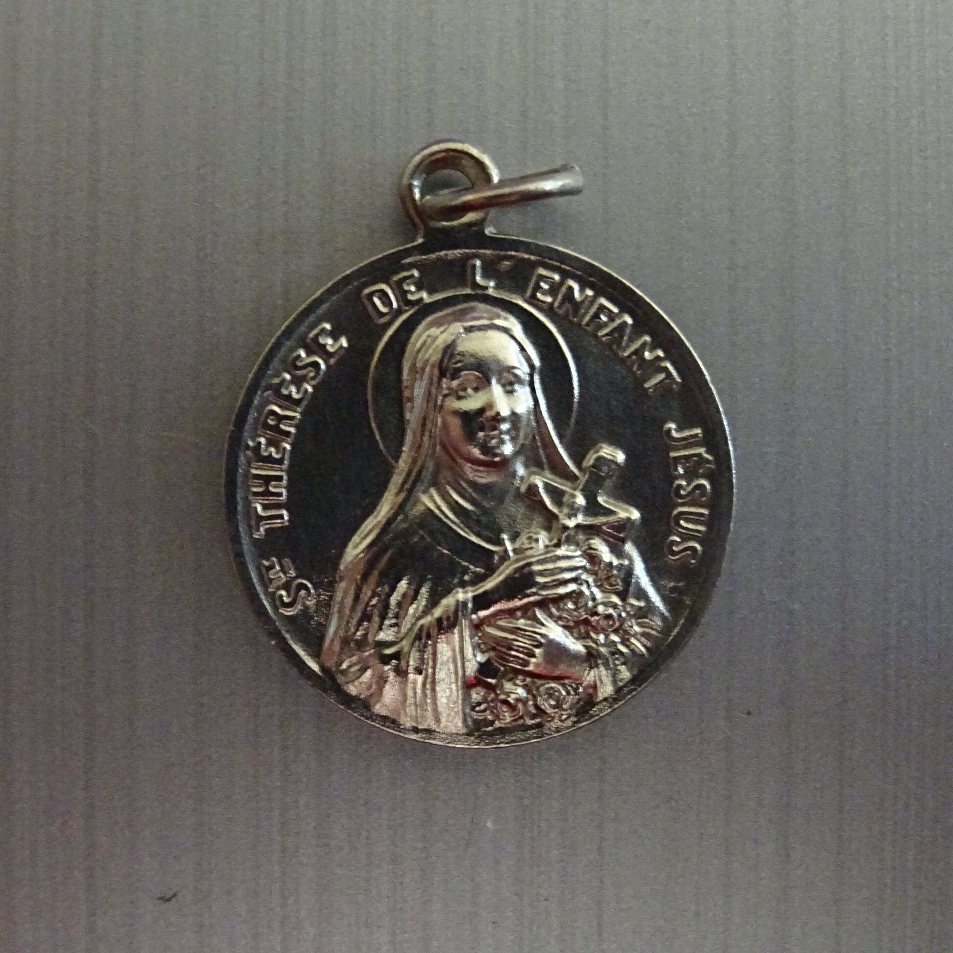 Sainte Thérèse . Mon Dieu T'aime. Mon Dieu Vous Aime. Français Vintage Pendentif Religieux Médaillon