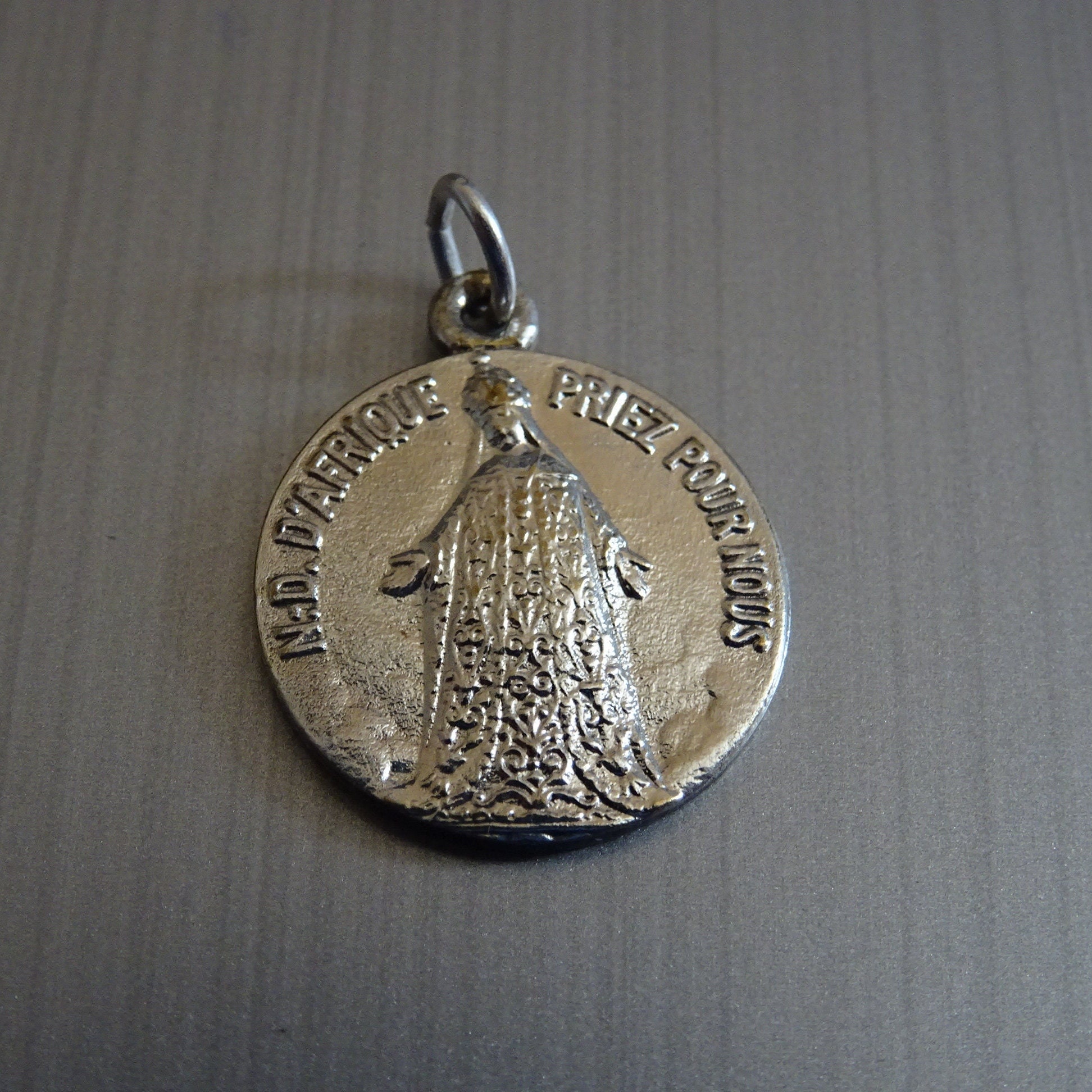 Notre-Dame d'afrique Est Une Basilique Catholique Située à Alger. Médaille Médaillon Pendente Saint