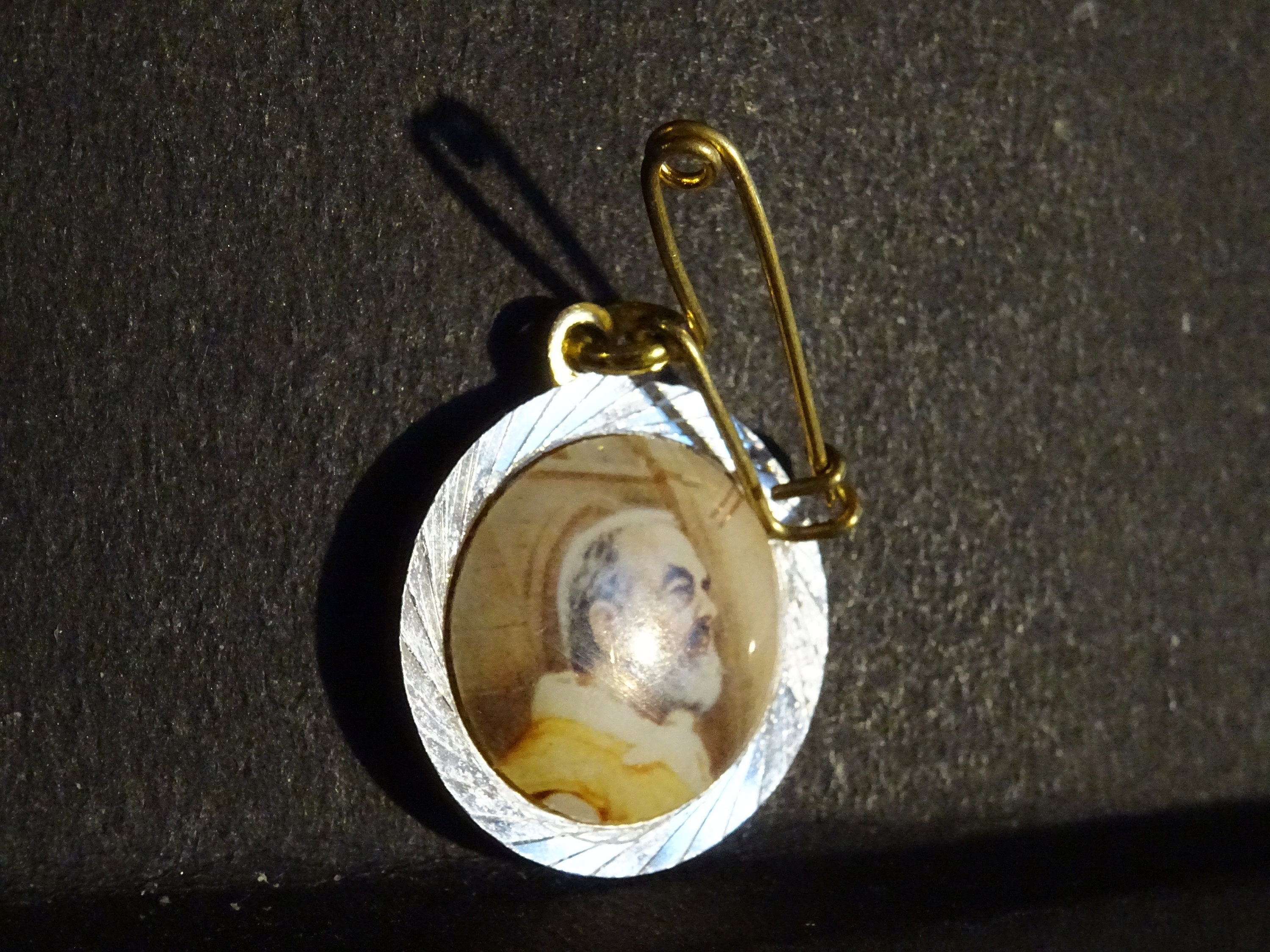 Saint Padre Pio Est Le Patron de La Charité et Piété Antique Pendentif Religieux. Médaillon Medaille