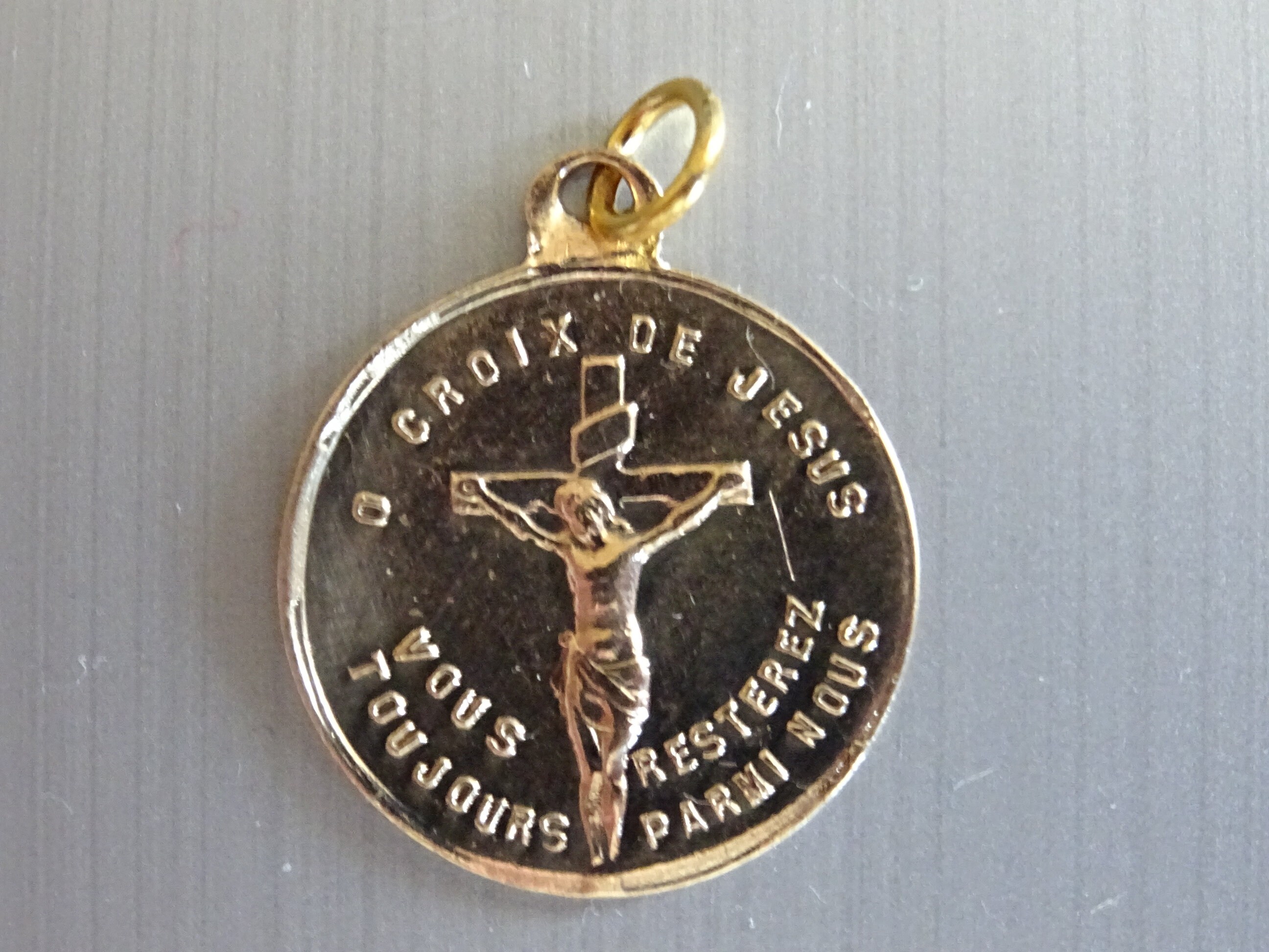 N'interdisez Pas Aux Petits Enfants de Me Voir Jésus sur La Croix. Couleur Or Vintage Pendent Medall