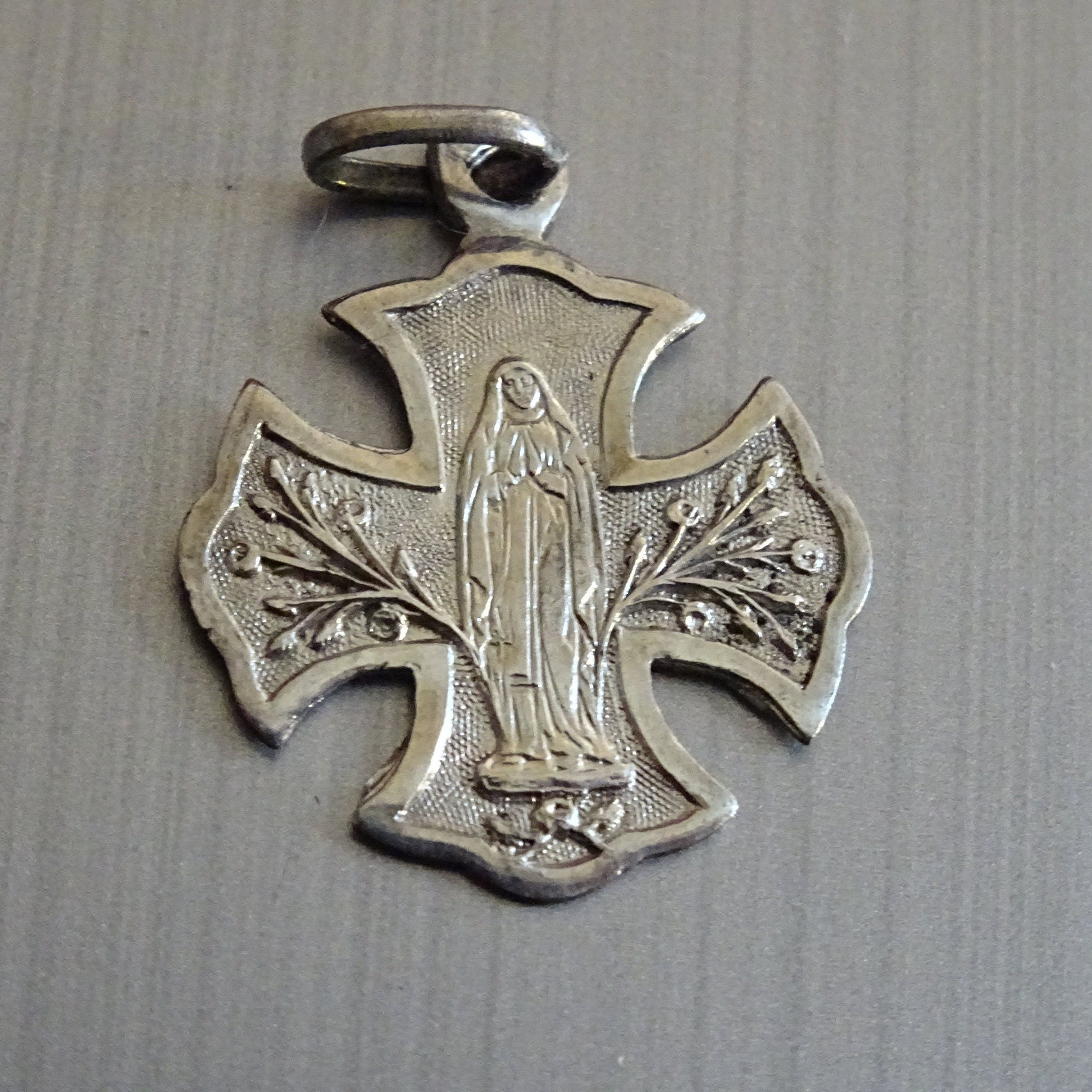 Croix. Notre-Dame de Lourdes. Vintage Religieux Français Pendentif Médaillon Saint Charme B 816