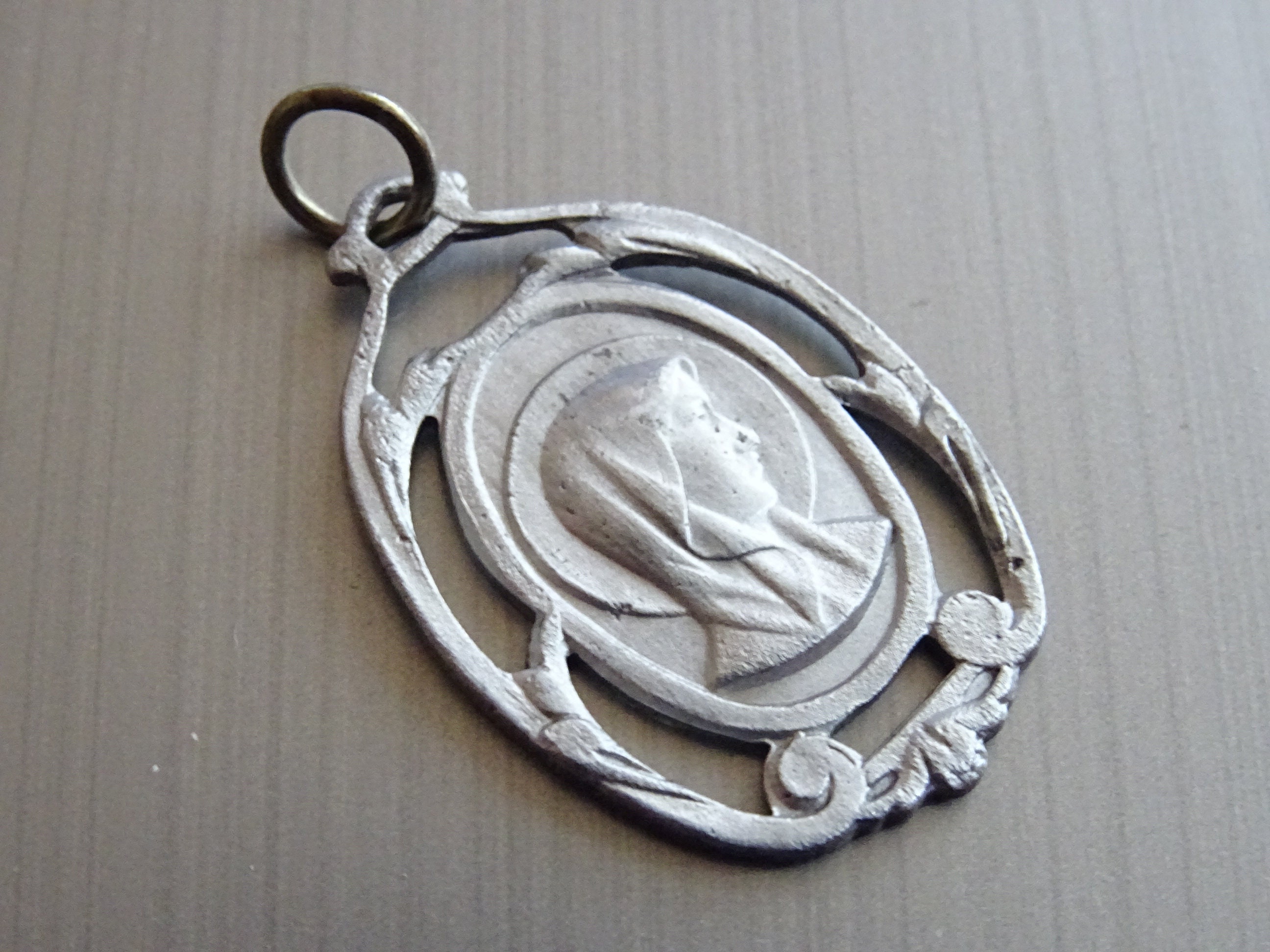 Antique Notre-Dame de Josselin. Français. Pendentif Catholique Médaillon Saint Charme B 319