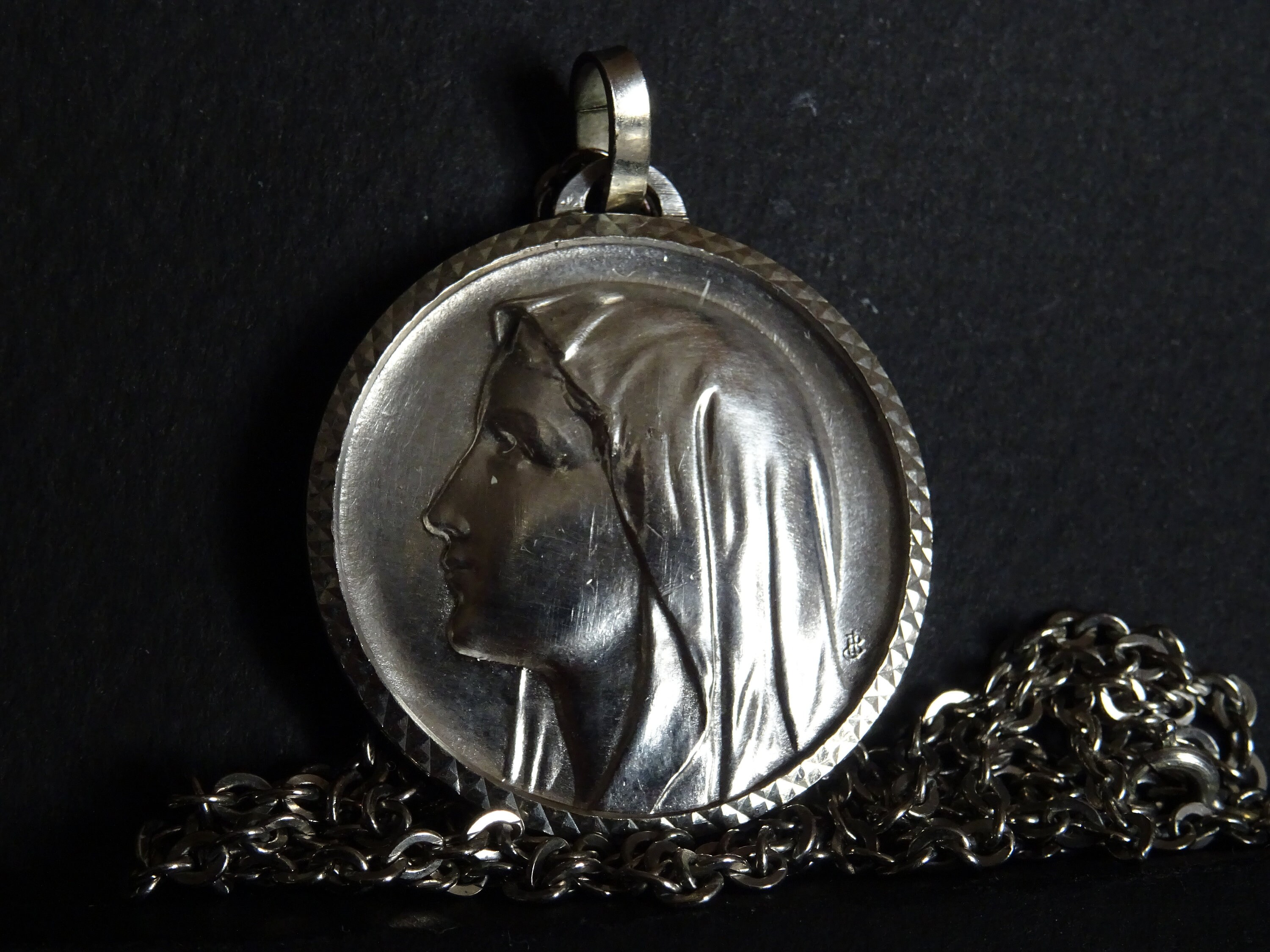 Grand Millésime Français Lourdes Medal Pendant Silver Plaqué Signé J B avec Pendentif Chaîne Saint C