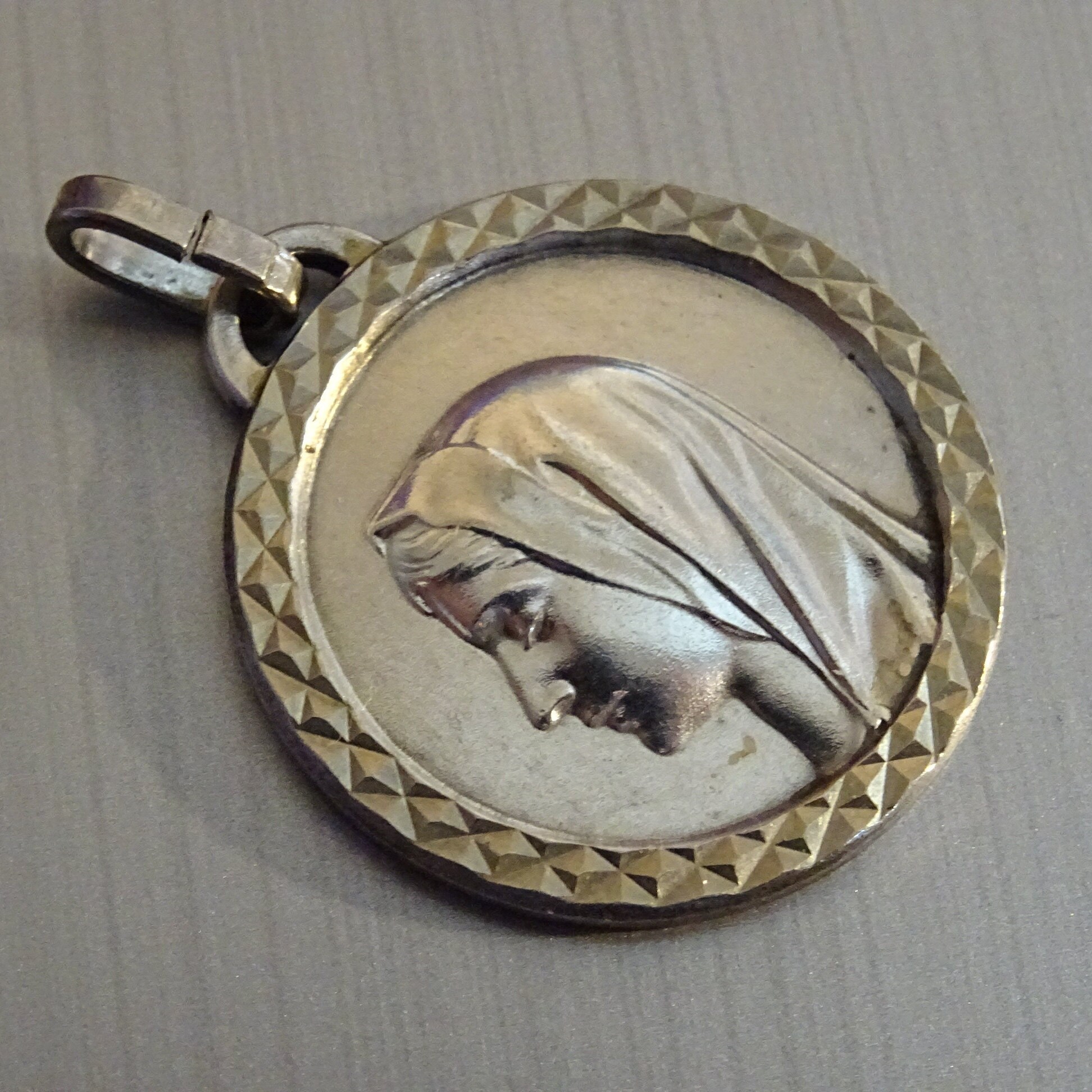 Vierge Marie. Bord Biseauté. Médaille Du Médaillon Catholique Pendent Saint Charme D 326