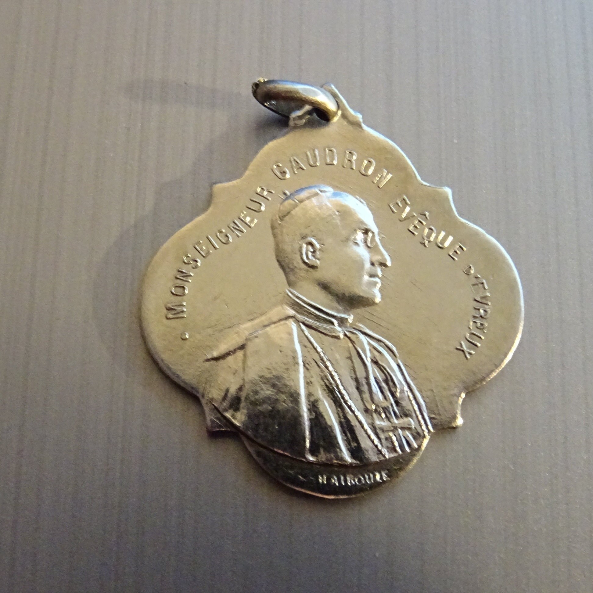 Évêque d'evreux Elx sur Eure Le 27 Août 1933. Signé. Pendentif Français Religieux Antique. Médaille 