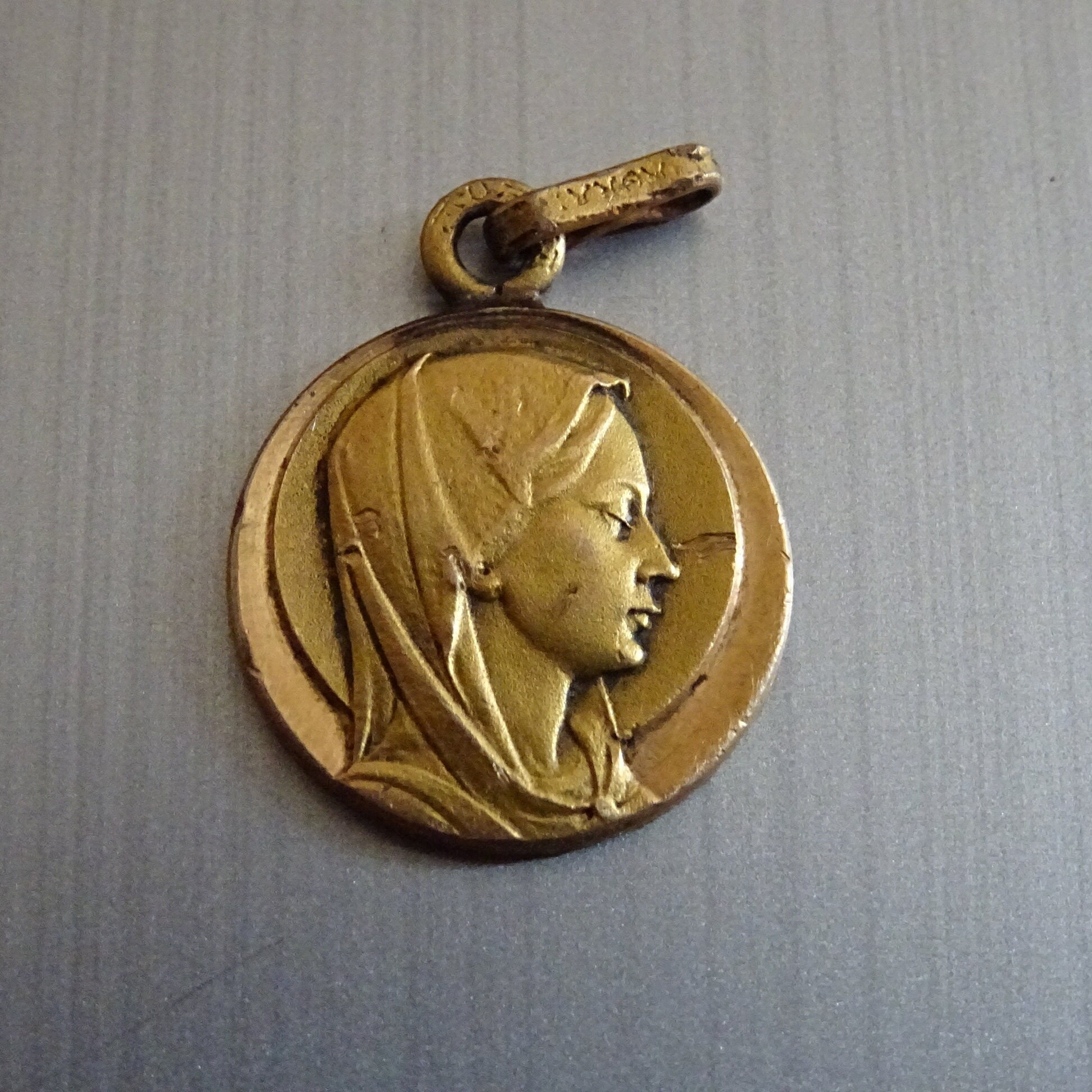 Vierge Marie. Couleur Or. Antique Religieux Français Pendentif Médaille Saint Charme B 681