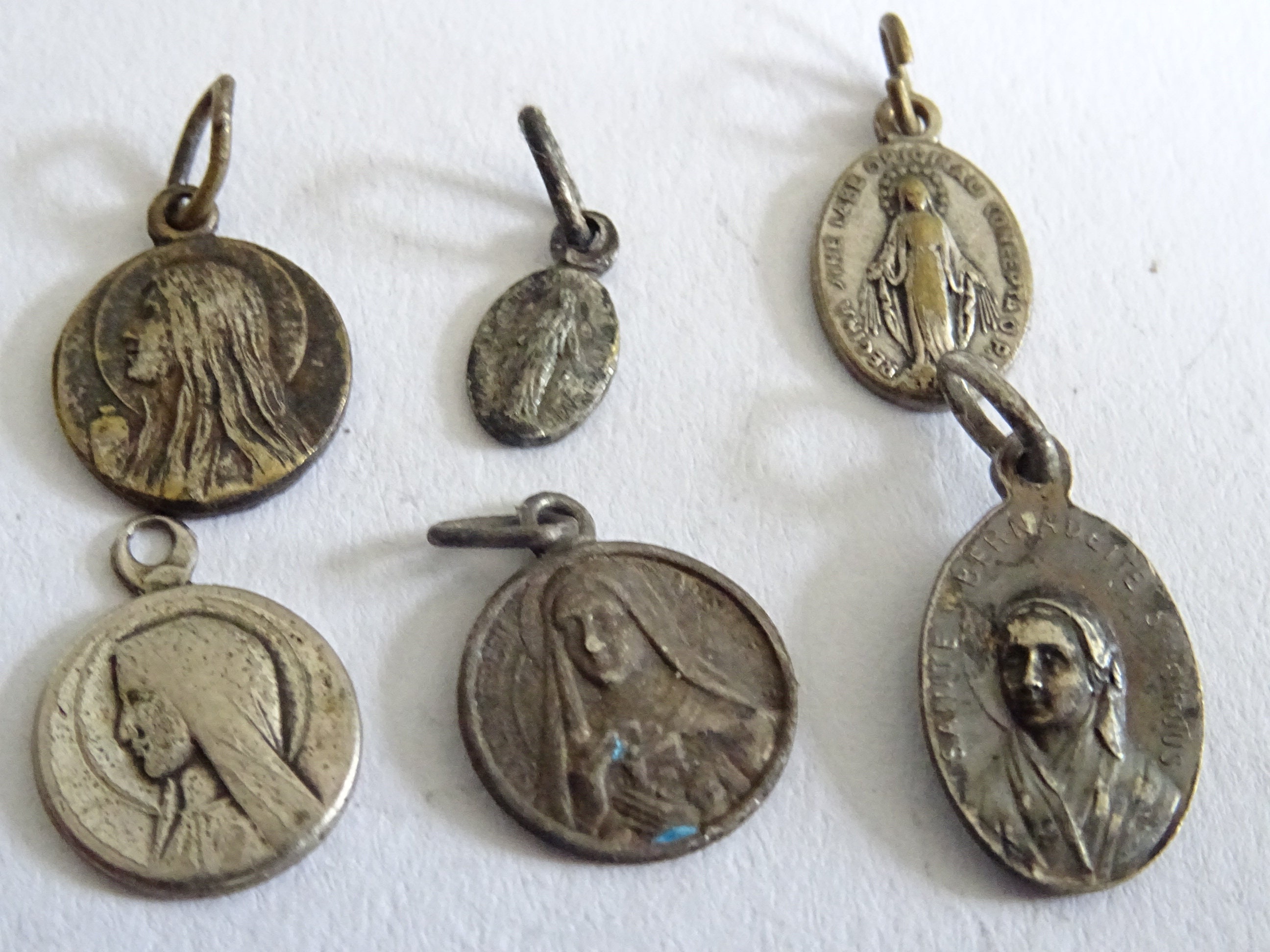 Lot 6 Millésime Français. Sainte Bernadette, Sainte-Baume. Marie. Médaille Miraculeuse Holy Charm Pe