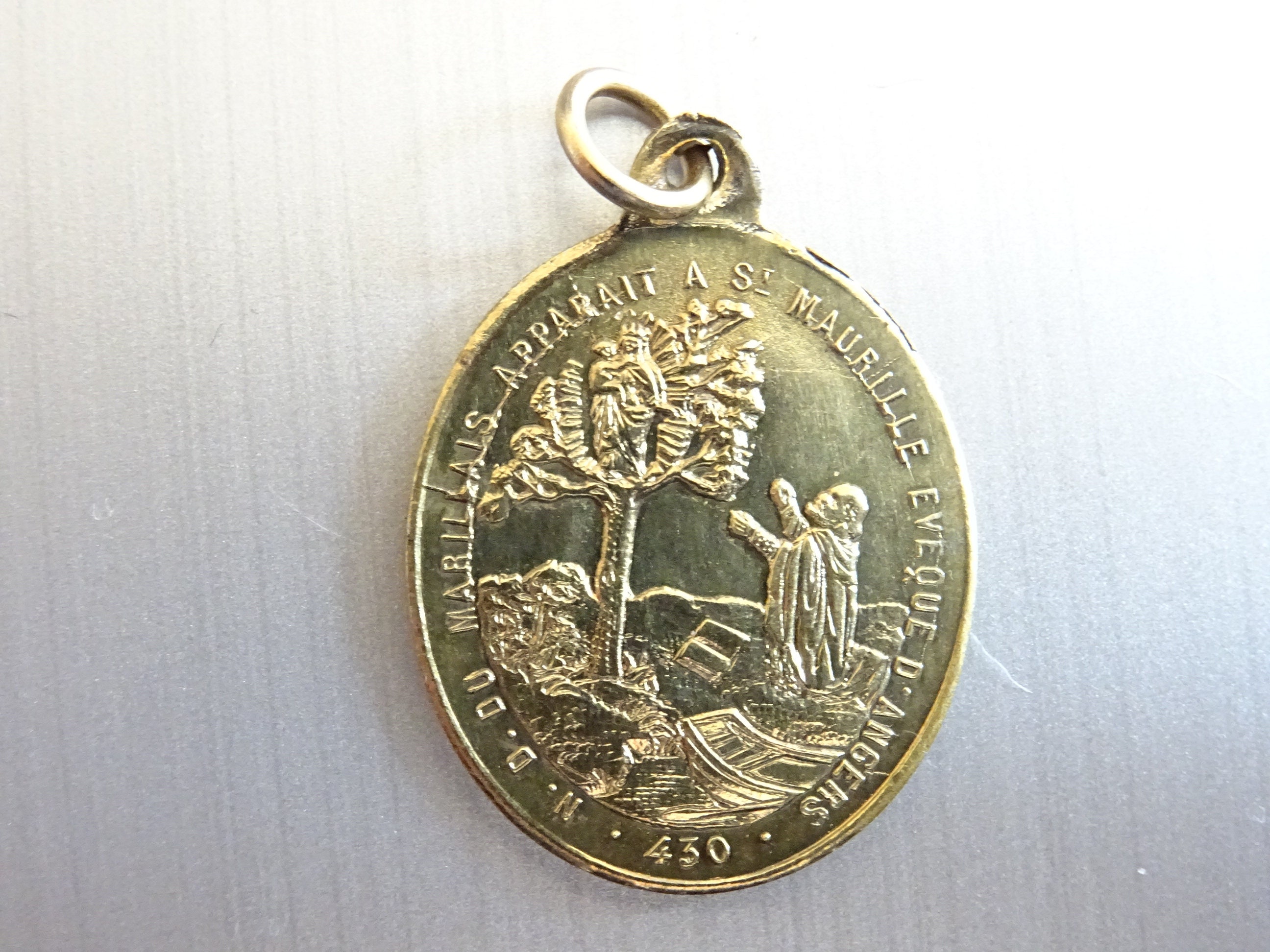 Antique Notre Dame Du Marillais. St Maurille Couleur Or. Français. Pendentif Catholique Médaillon Sa