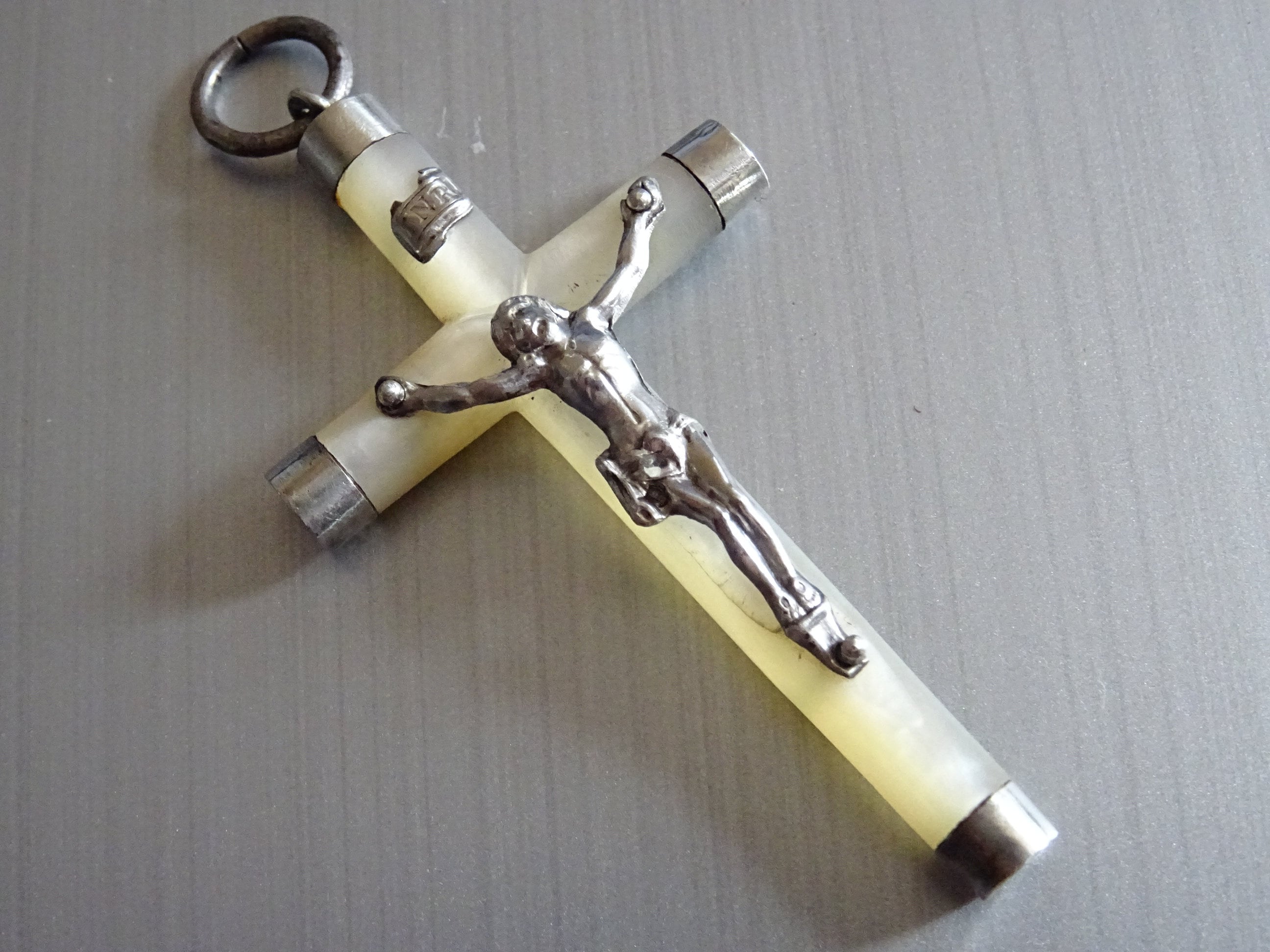 Antique Mother Of Pearl Silver Tone Inri Cross Strengthen Holy Charm Medal Pendentif Medallion Medai