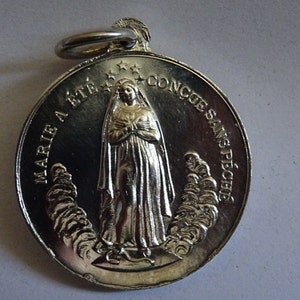 Vintage Mary Medaillon Anhänger: Heiliger Charme