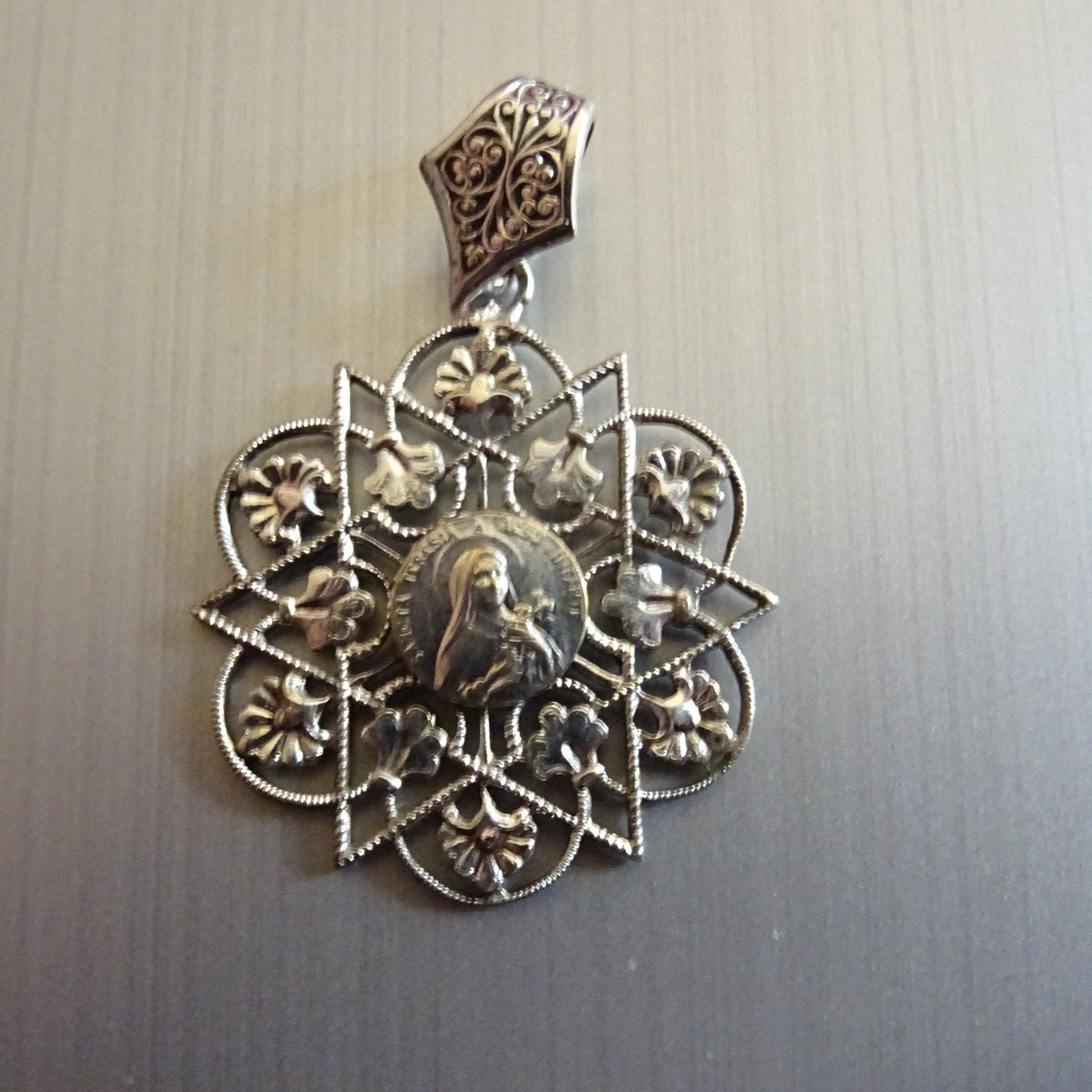 Sainte Thérèse Aux Roses. Filligree. Vintage Religieux Français Pendentif Médaillon Saint Charme B 7