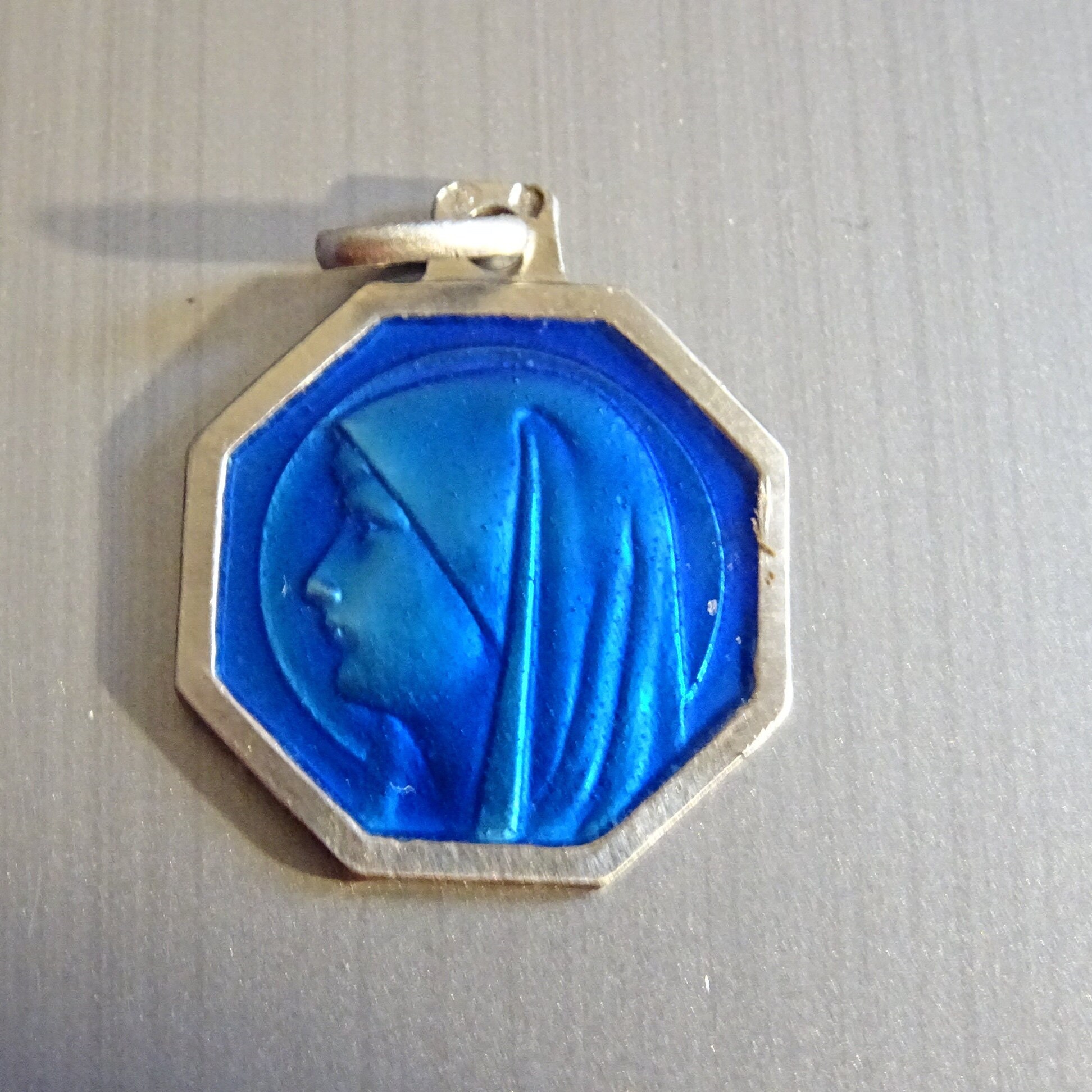 Émail Bleu de La Vierge Marie. Lourdes. Médaillon Médaille Religieux Saint Charme Pendent Vintage D