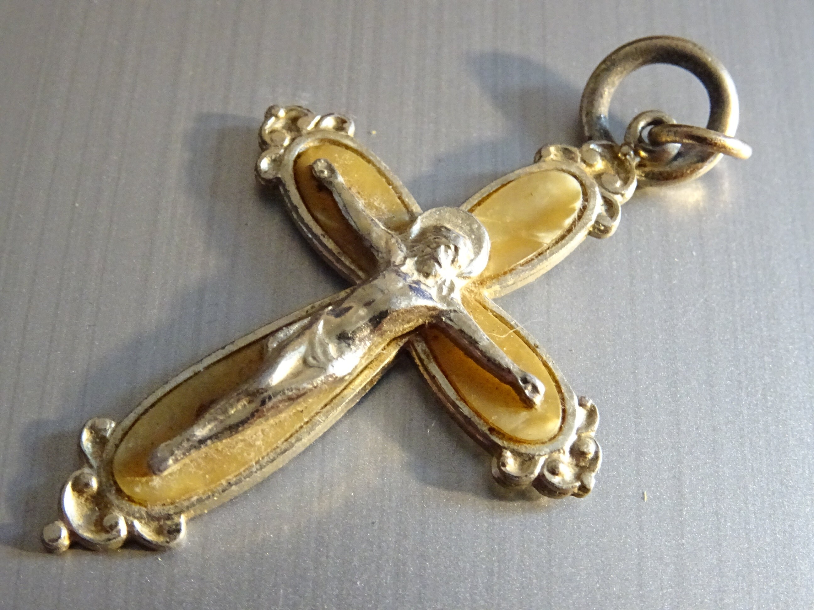 Vintage Nacre Style Catholique Croix Pectorale Crucifix Petit B 992