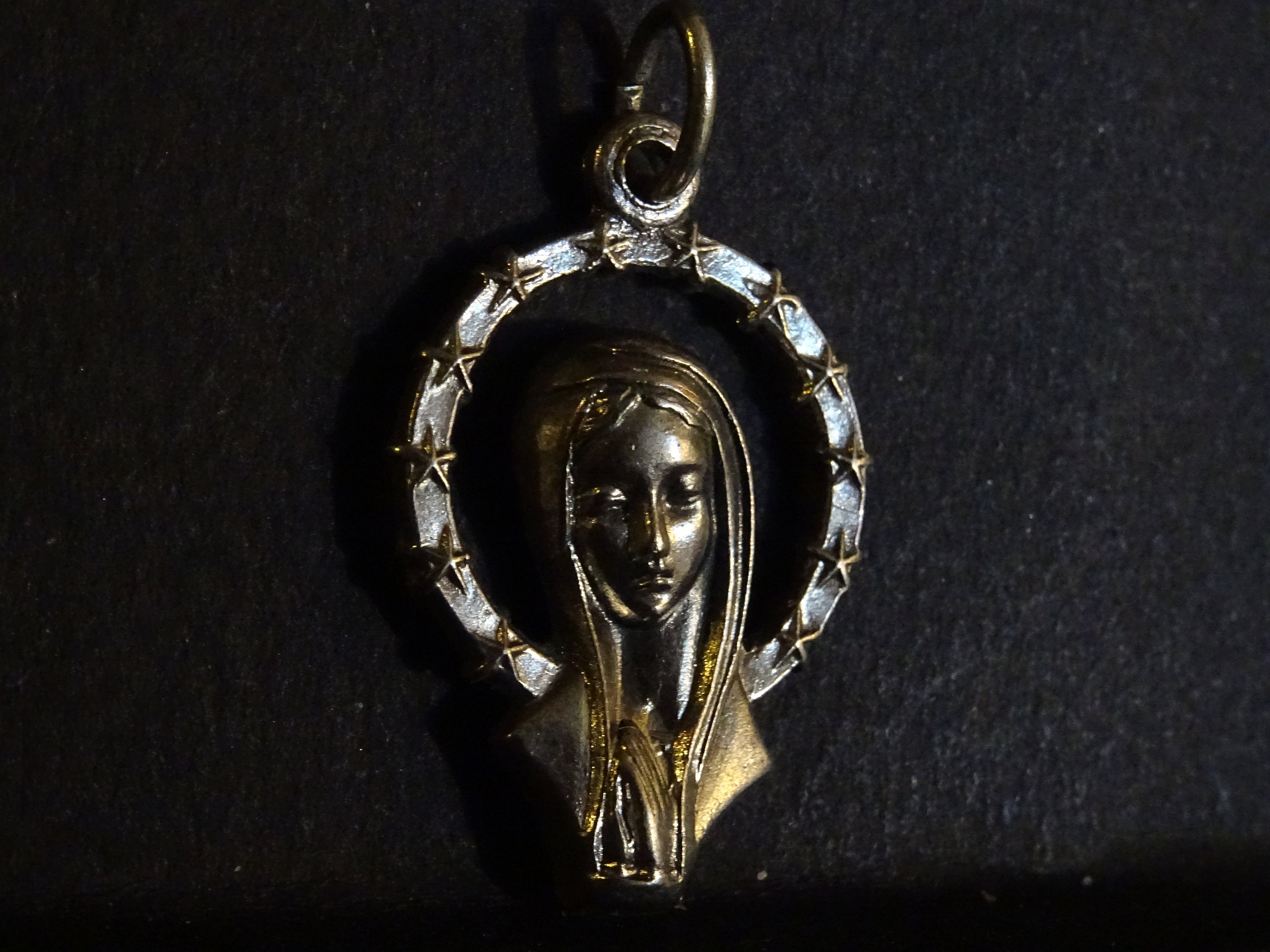 Vieux Médaillon Religieux Mary Cut Out Halo avec Stars Holy Charm Italie No 2