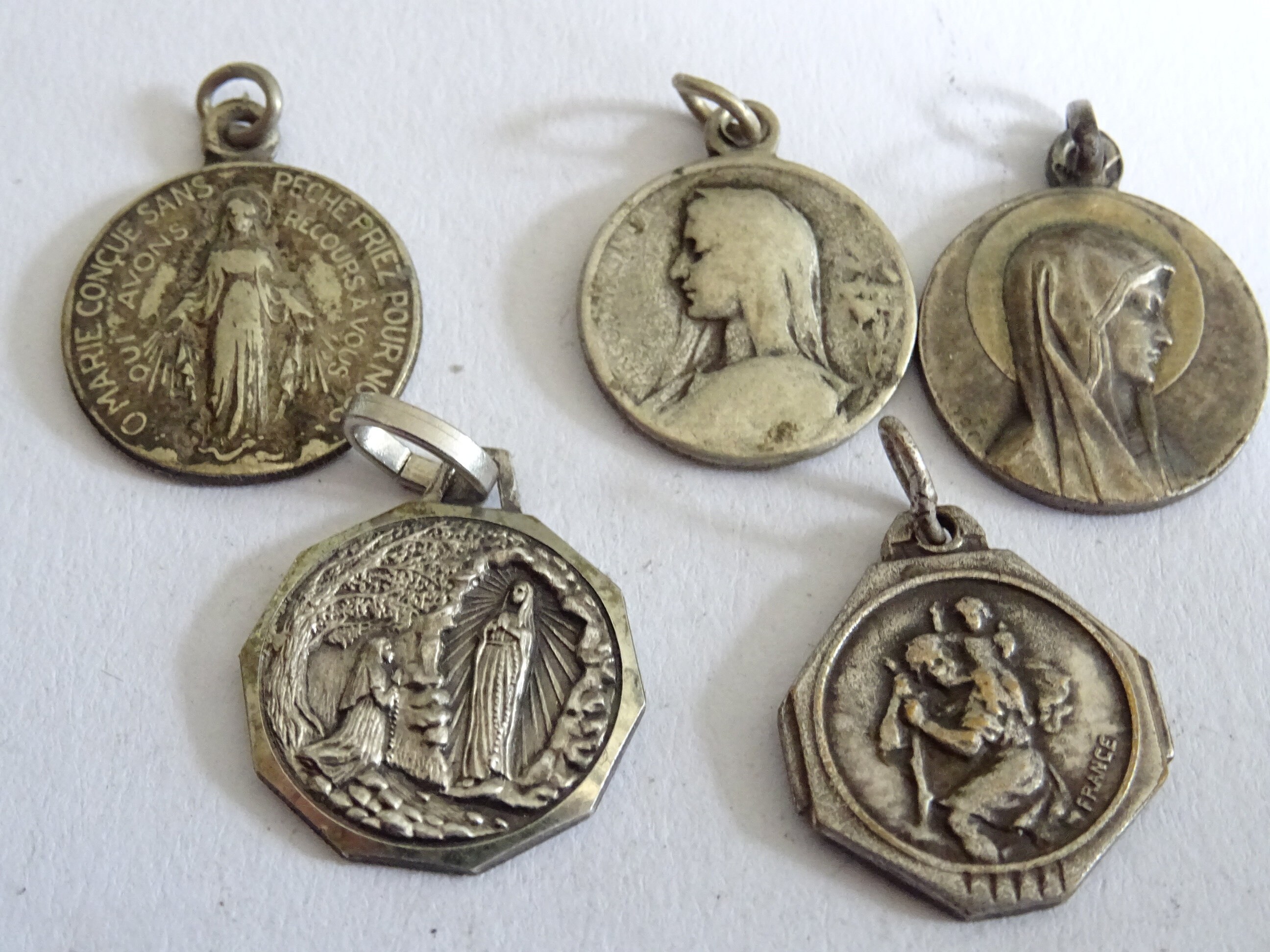 Lot 5 Millésime. Saint Christophe. Grotte. Vierge Marie. Médaille Miraculeuse Holy Charm Pendentif M