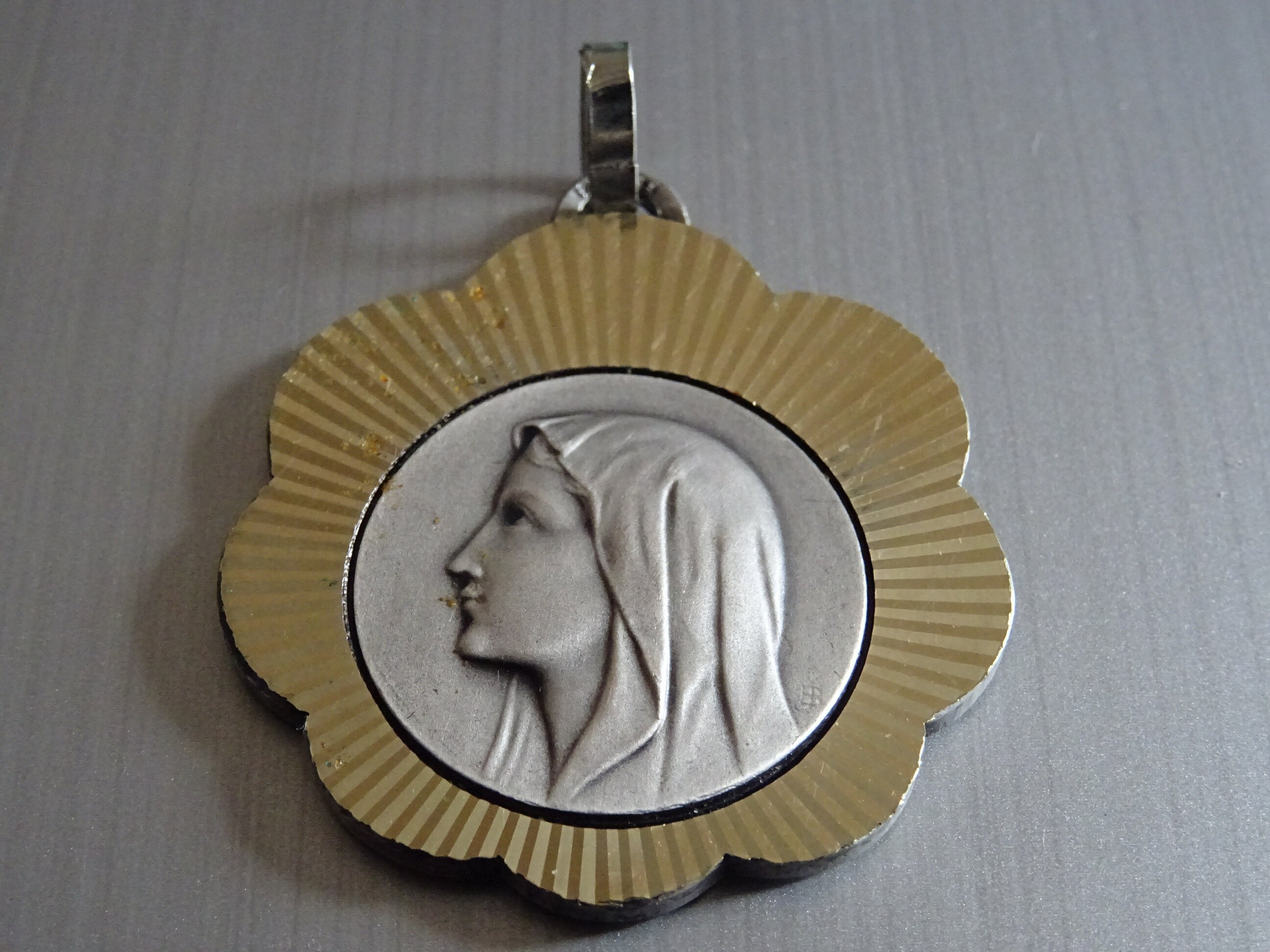 Grand Vintage Français Mary Sun Rays Face à Gauche Lourdes Signé J B. Pendentif Saint Charme Médaill