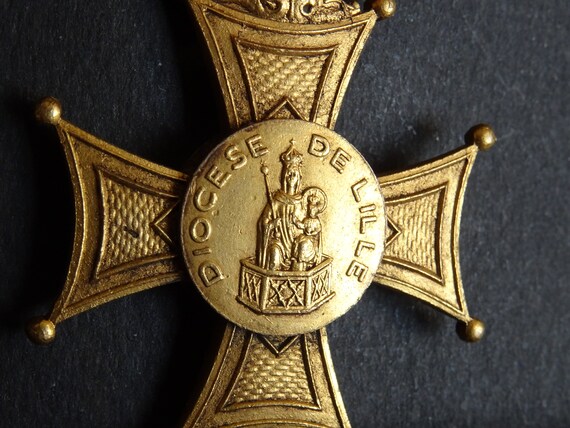 Jolie Broche Ancienne – Diocèse De Lille – Pin's Religieux Vintage