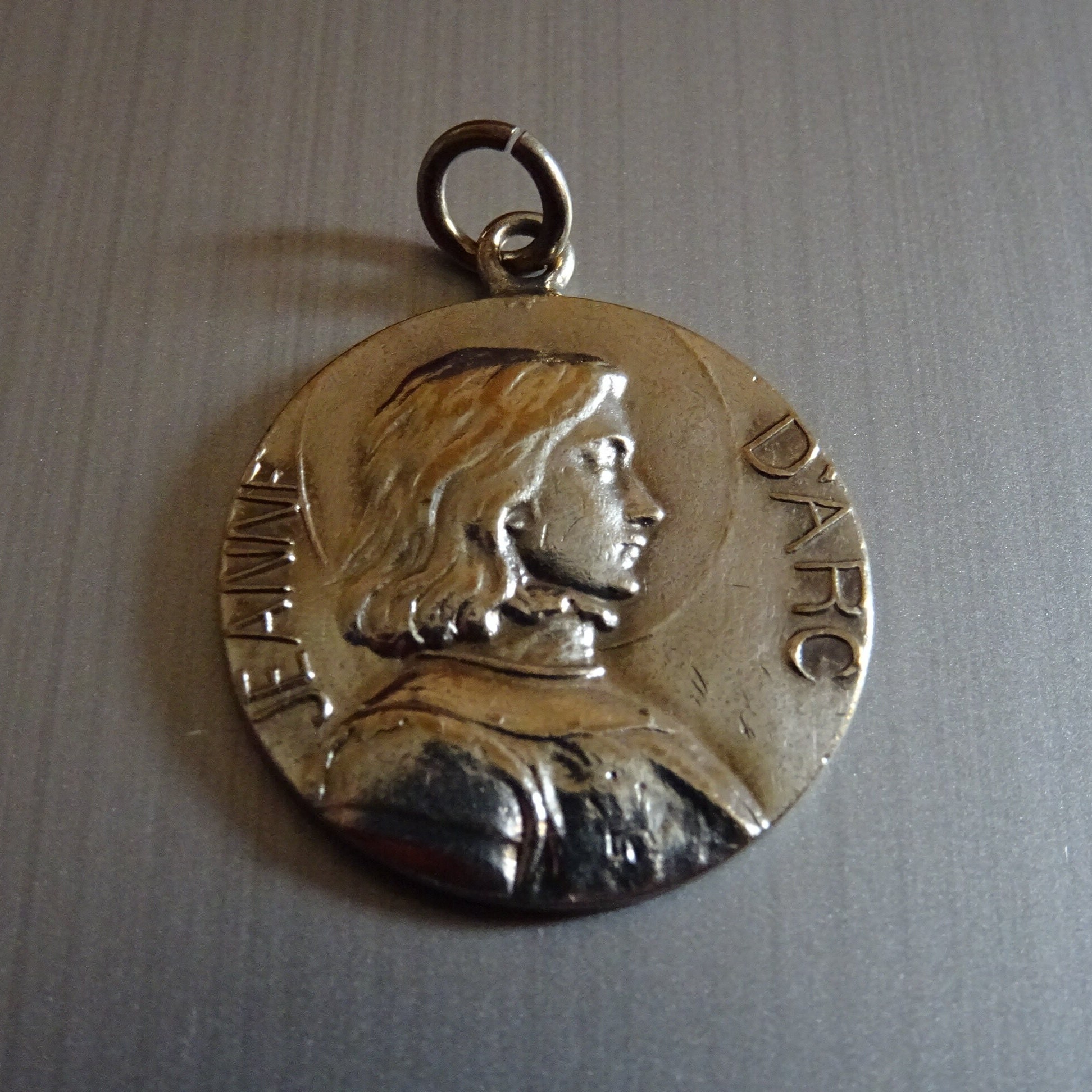 Sainte Jeanne d'arc - Sainte Domremy . Médaille Vintage Pendente Holy Charm B 904