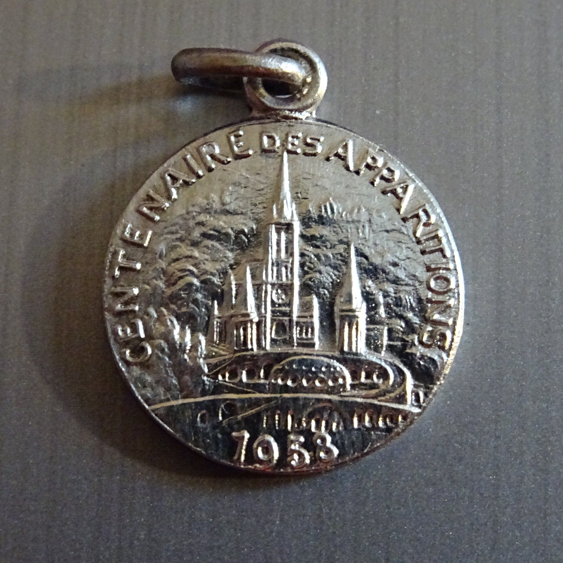 Apparitions Centenaires Notre-Dame de Lourdes 1858-1958. Vintage Religieuse Français Pendentif Médai