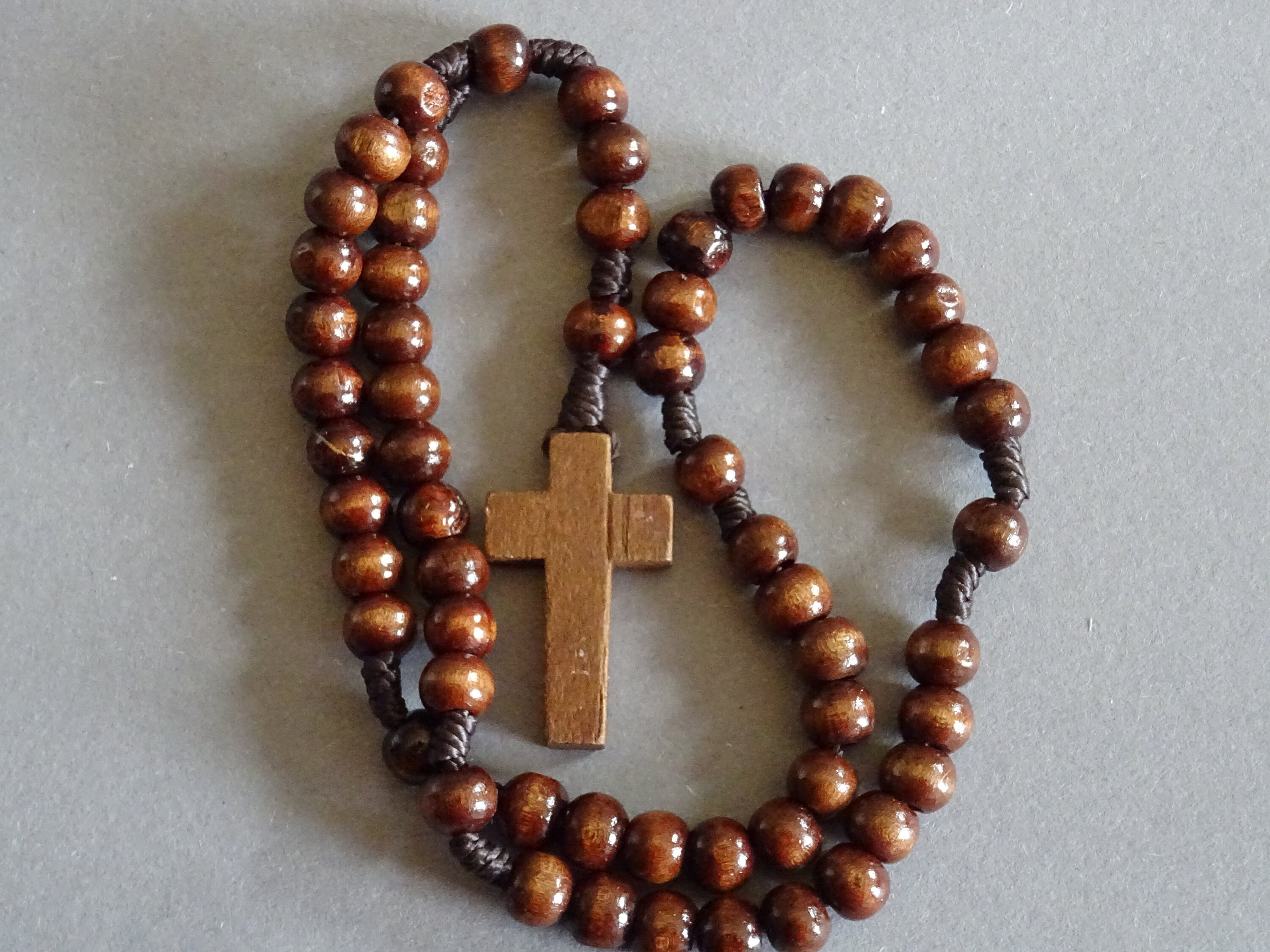Vintage Chapelet Prière en Bois Brun Brillant Perles Medaille