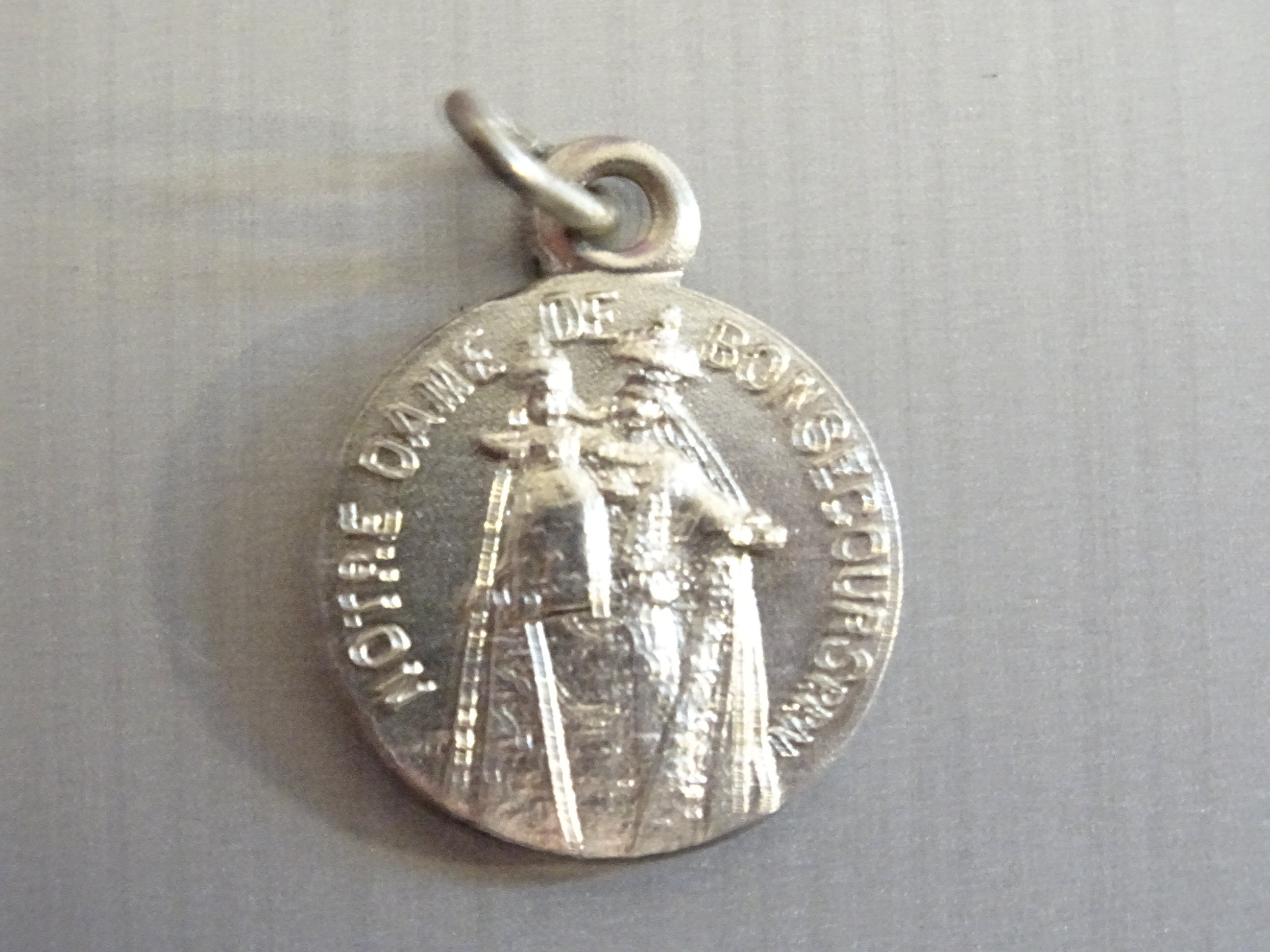 Notre Dame de Bonsecours. Vintage Religieuse Français Pendentif Médaillon Saint Charme B 823