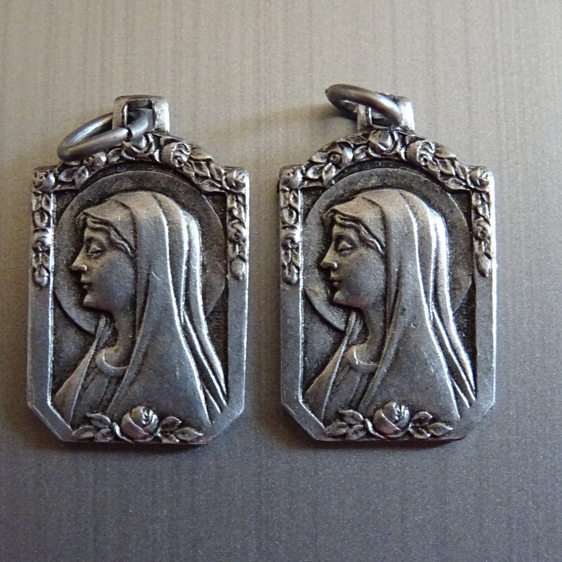 Lot 2 Art Nouveau. Vierge Marie Roses. Médaille Vintage Pendente Médaille Saint Charme B 888