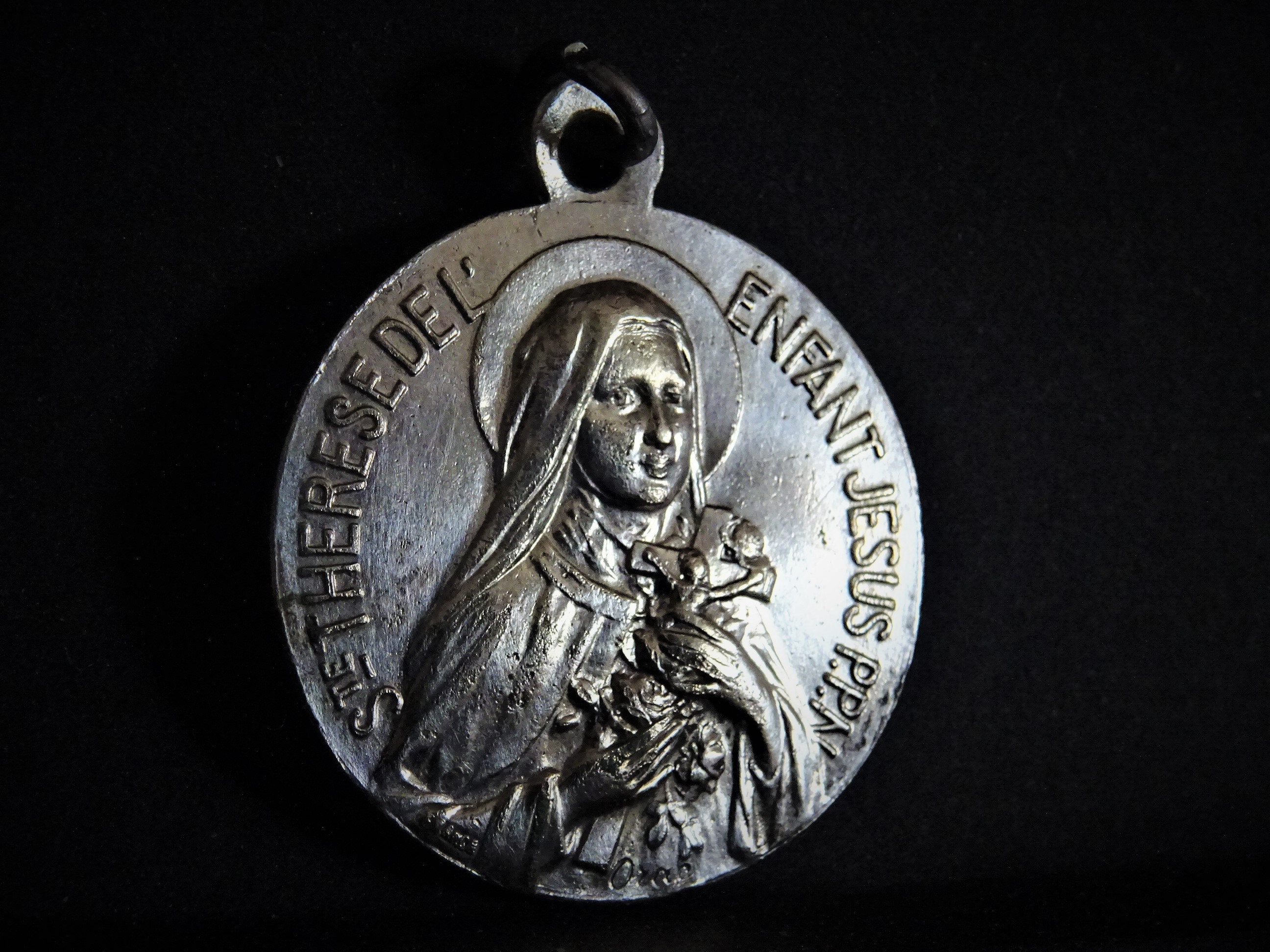 Antique Sainte Thérèse Je Vais Envoyer Vers Le Bas Une Pluie de Roses Du Ciel . Médaille Holy Charm 